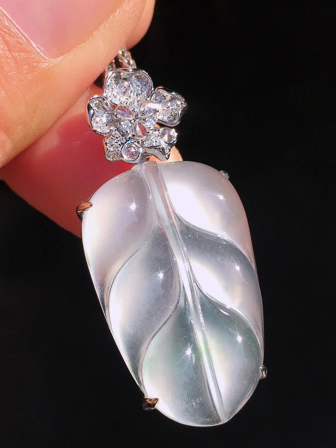 冰种玉叶吊坠，玉质细腻，荧光感超
强，饱满圆润，尽显优雅气质，18k
金豪华镶嵌