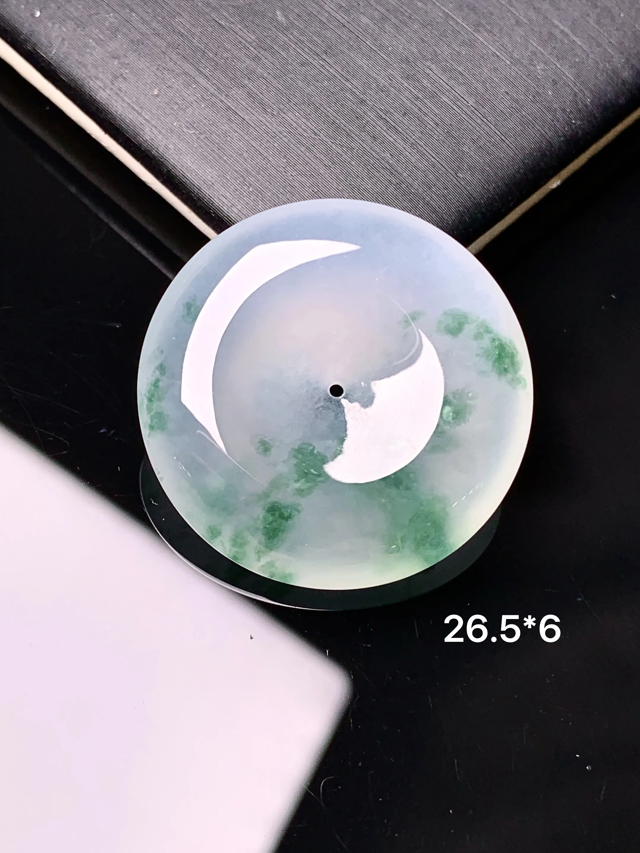 冰种飘绿平安扣吊坠 玉质细腻 色泽艳丽清新 整体尺寸26.5*6