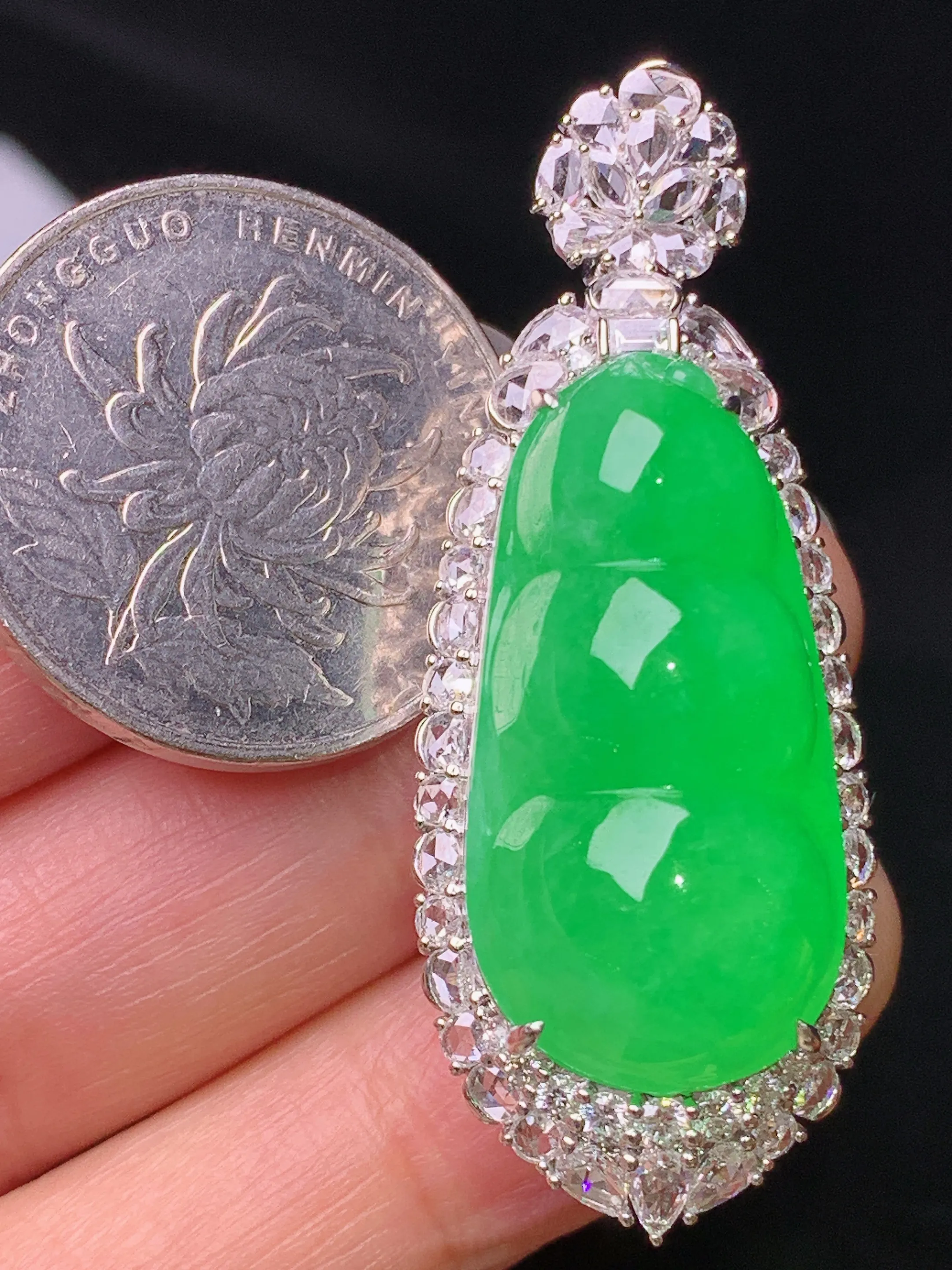 18k金钻镶嵌满绿四季豆吊坠 玉质细腻 色泽艳丽清新 整体尺寸47*18.3*15.5