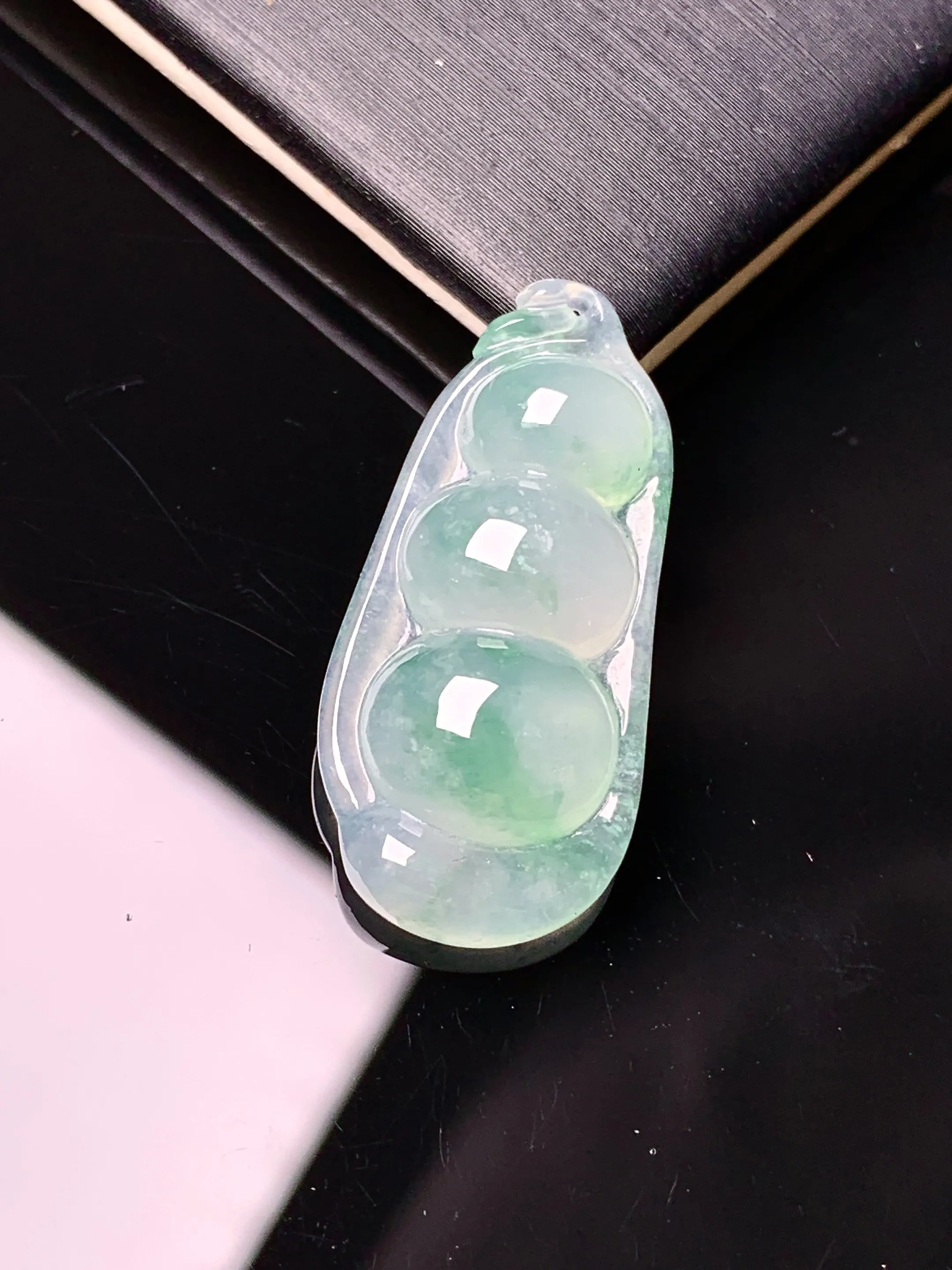 冰种飘绿四季豆吊坠 玉质细腻 色泽艳丽清新 整体尺寸29.2*13.8*6.2