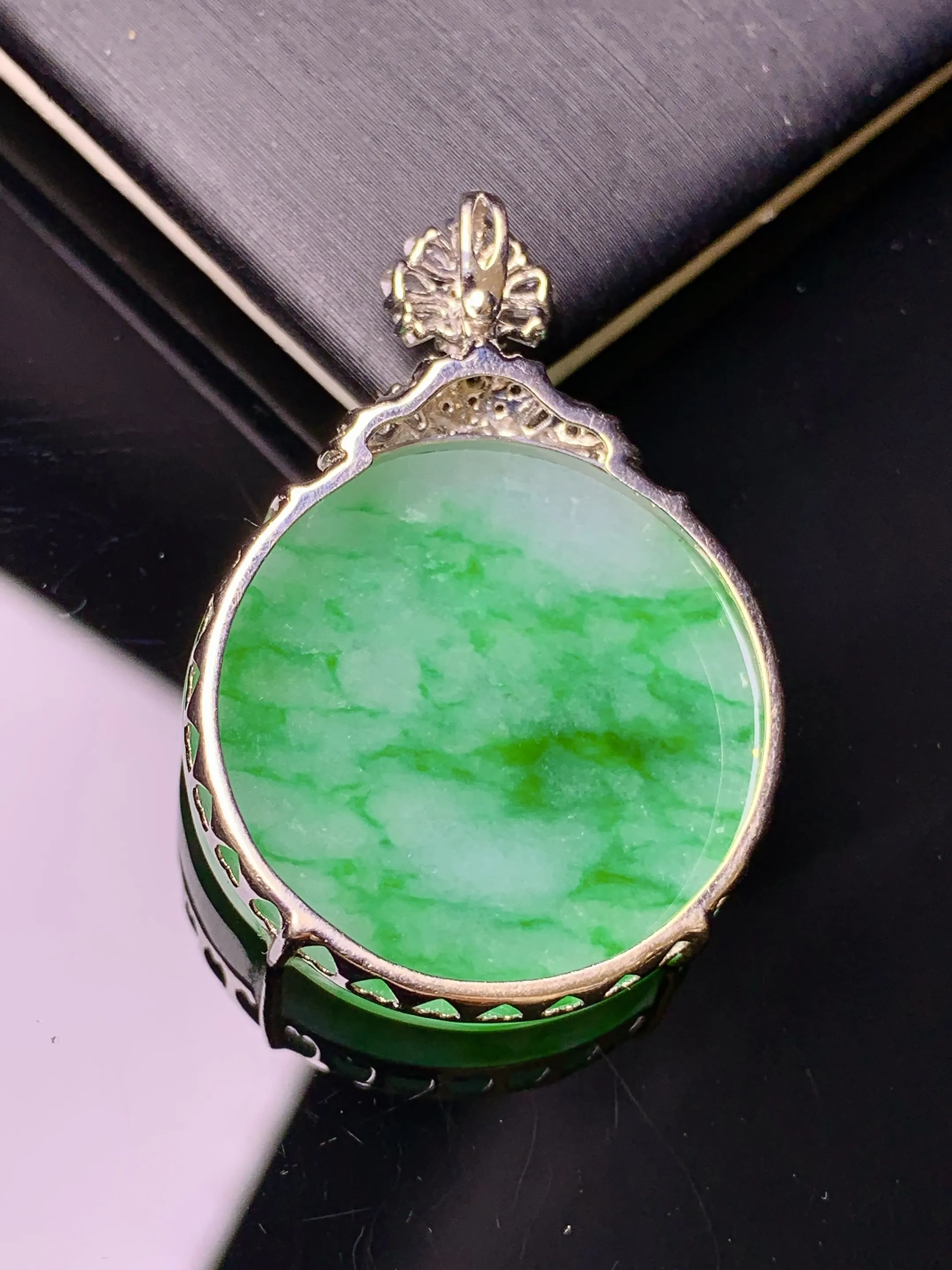 18k金钻镶嵌飘绿圆牌吊坠 玉质细腻 色泽艳丽清新 整体尺寸35*24.3*6.5