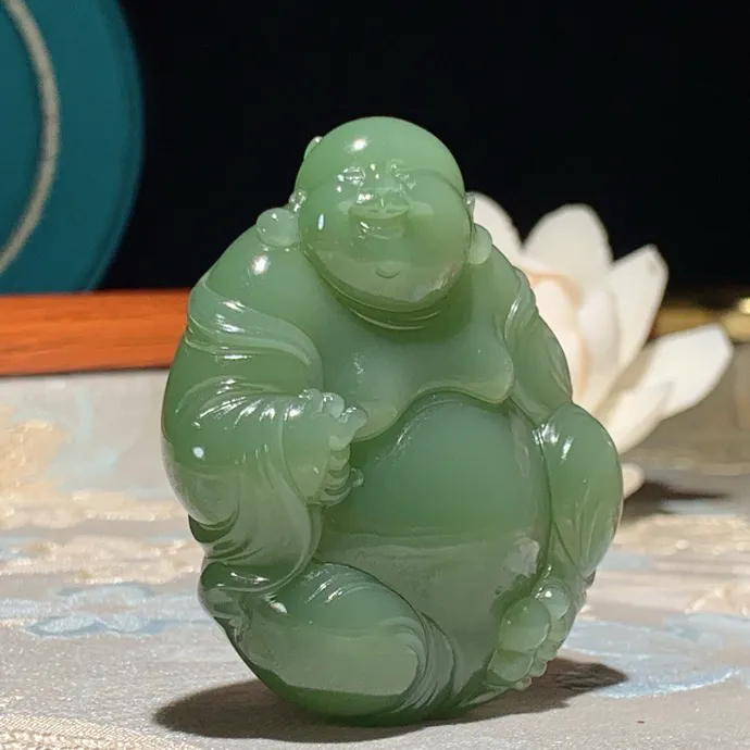 收藏级！和田玉粉青俄罗斯碧玉佛引福来把件 尺寸51/44/14重48克。无裂无杂无结构 玉质细腻油润。手推出油品相大气。250109