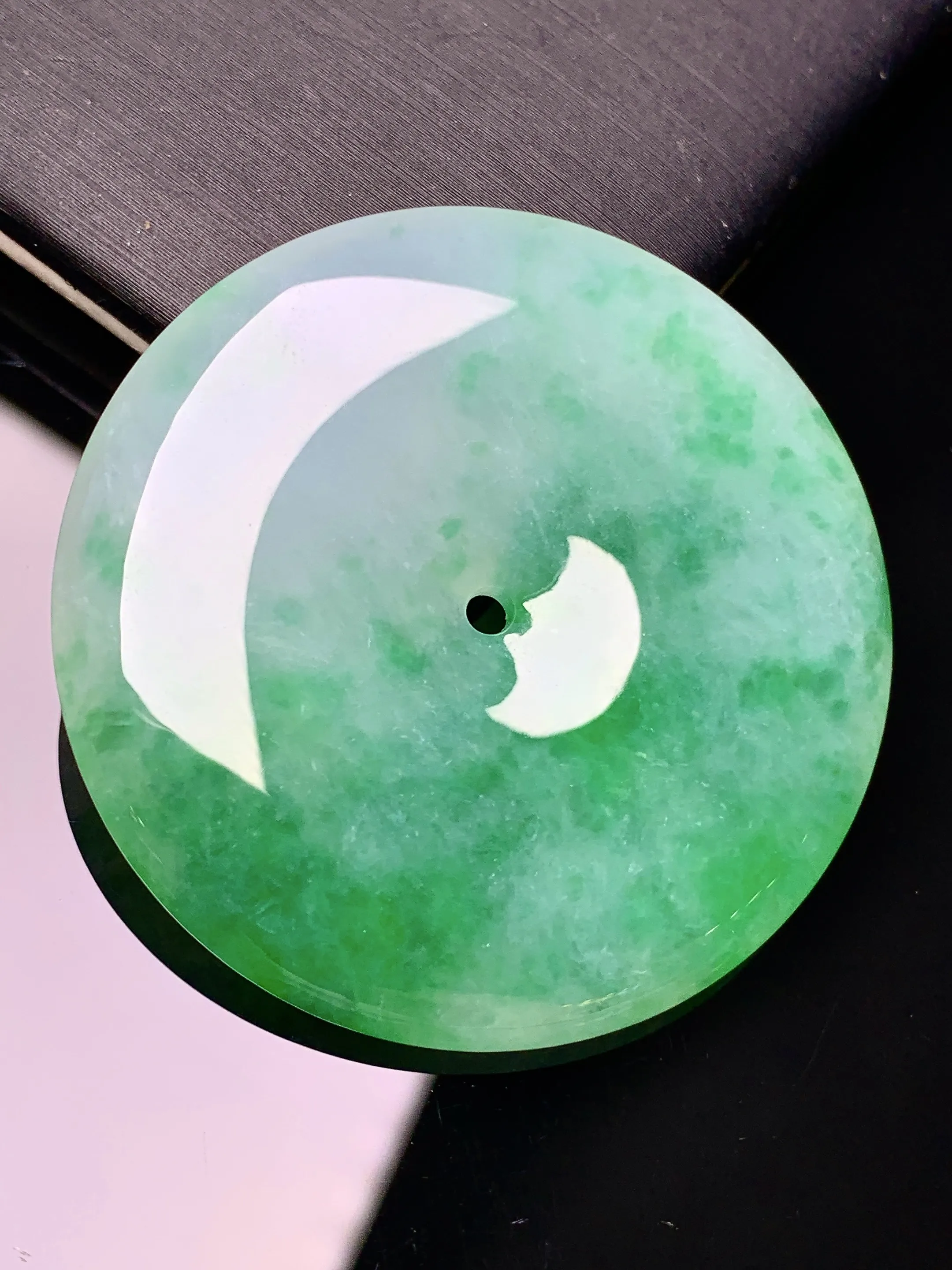 飘绿平安扣吊坠 玉质细腻 色泽艳丽清新 整体尺寸40.2*6.5