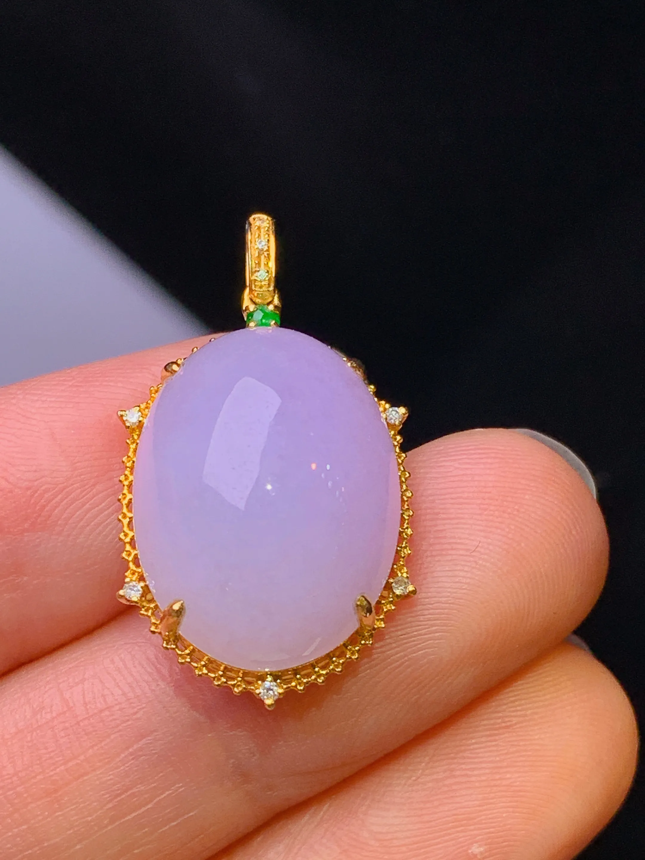 18k金钻镶嵌淡紫罗兰蛋面吊坠 玉质细腻 色泽艳丽清新 整体尺寸28*15.3*9.2