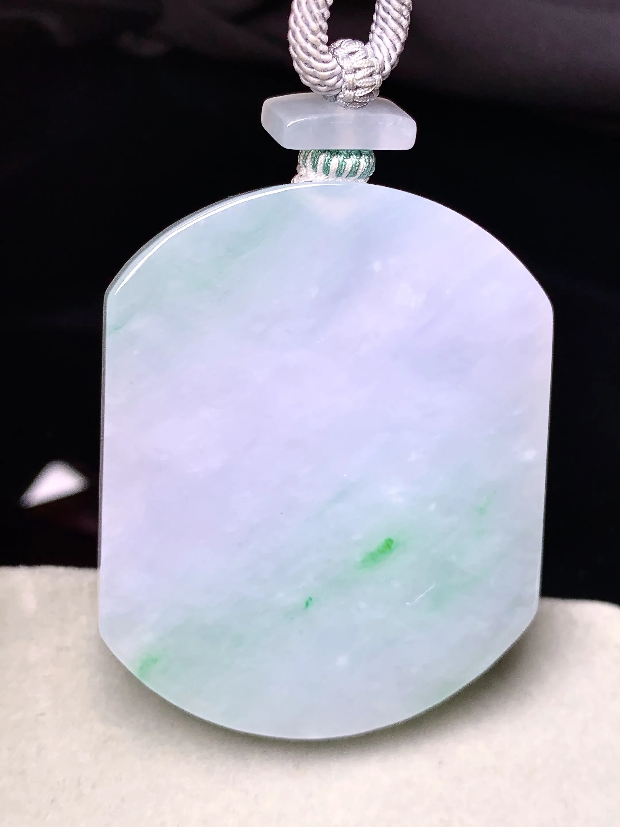 飘绿无事牌吊坠 玉质细腻 色泽艳丽清新 整体尺寸53.2*42.2*6.6