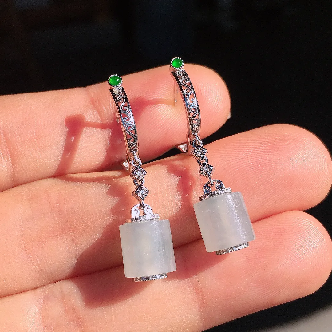 冰种路路通耳坠，玉质细腻，荧光感超
强，饱满圆润，尽显优雅气质，18k
金豪华镶嵌