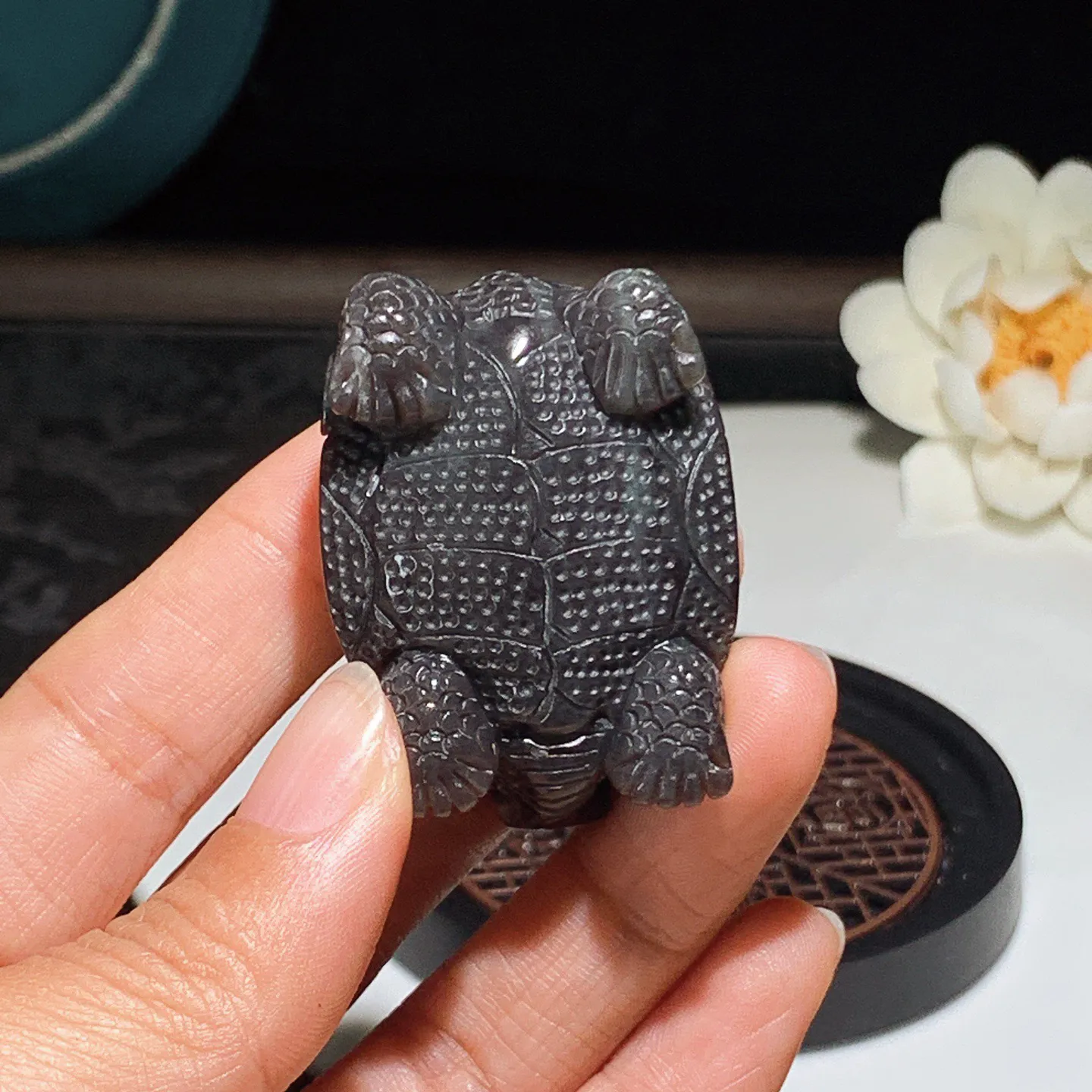 和田玉紫罗兰富贵长寿龙龟挂件 尺寸46/33/24重56克。玉质细腻油润。手推出油品相大气。250109