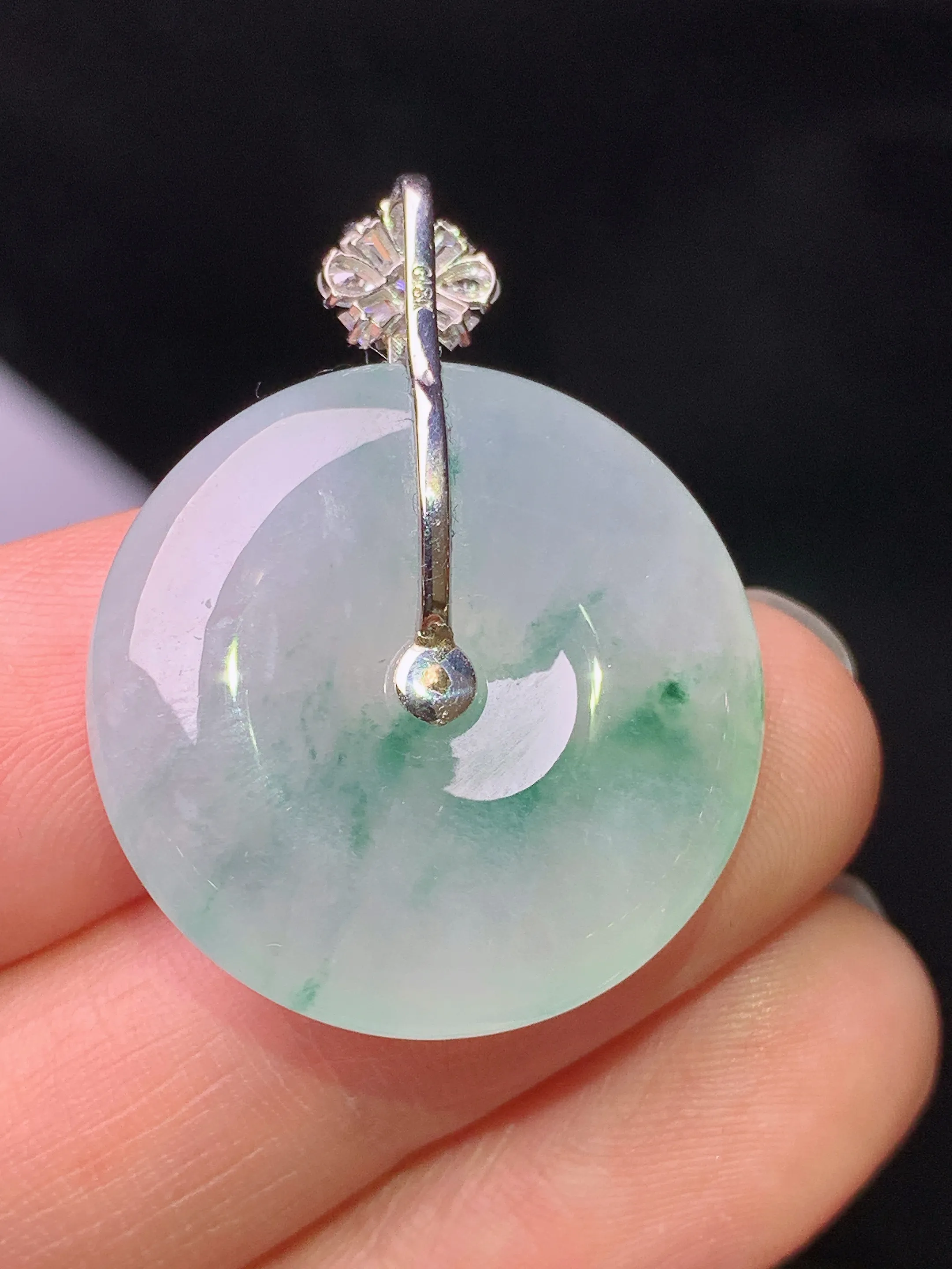 18k金莫桑钻镶嵌冰种飘绿平安扣吊坠 玉质细腻 色泽艳丽清新 整体尺寸31.2*24*6.3