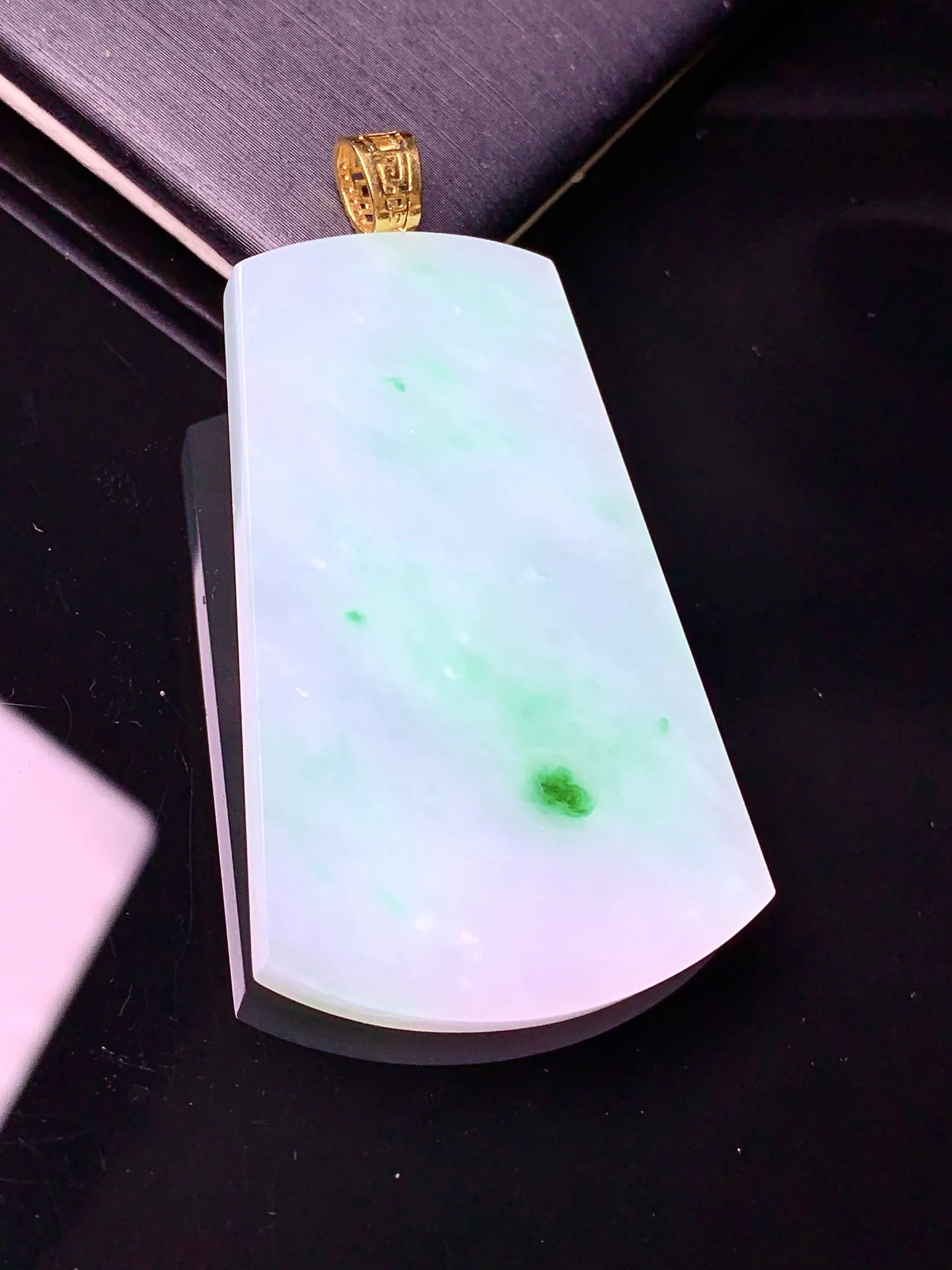 18k金镶嵌飘绿无事牌吊坠 玉质细腻 色泽艳丽清新 整体尺寸51.6*28.2*3.8