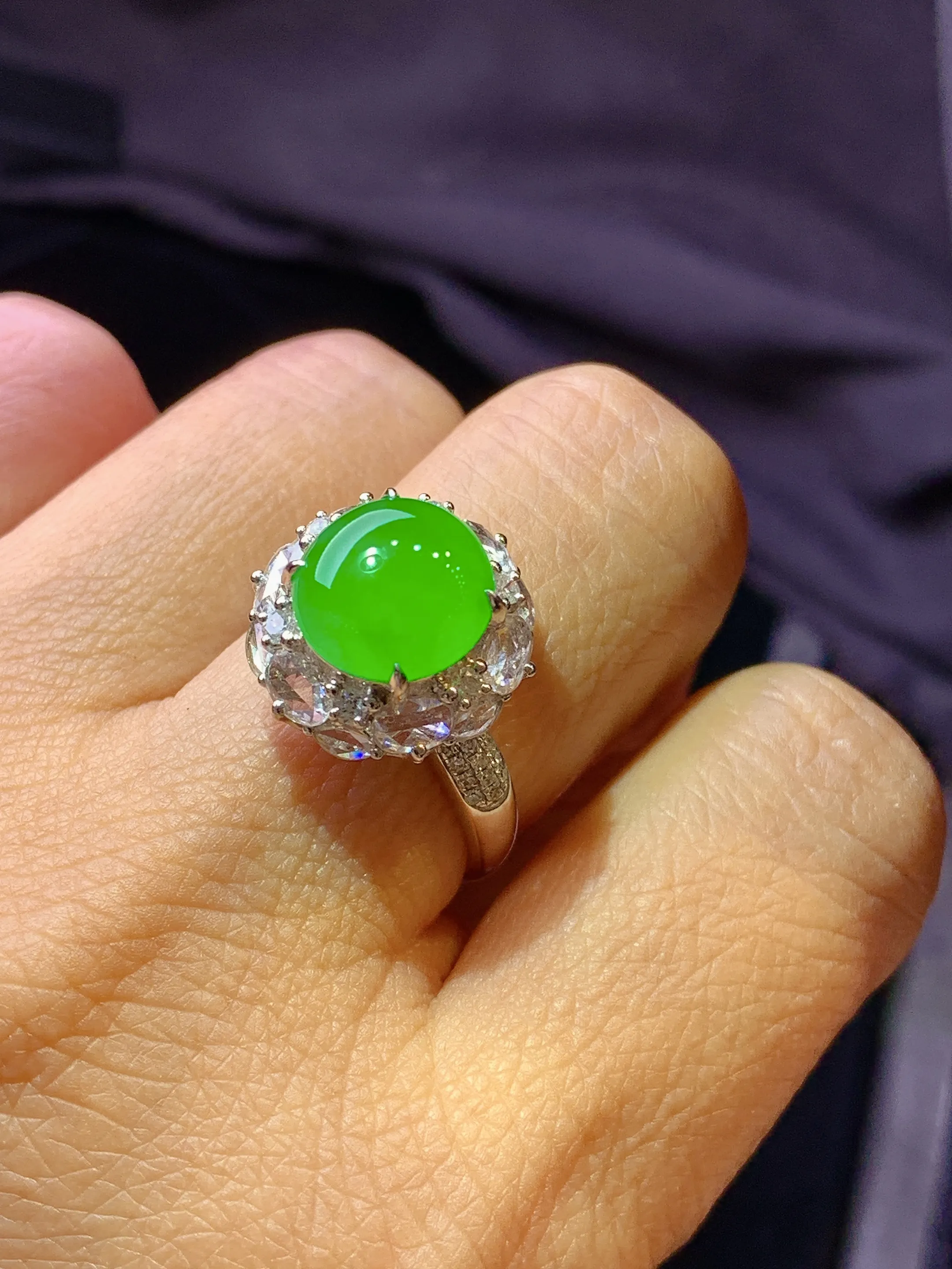 18k金钻镶嵌满绿蛋面戒指 玉质细腻 色泽艳丽清新 圈口14 整体尺寸15*14*12.3