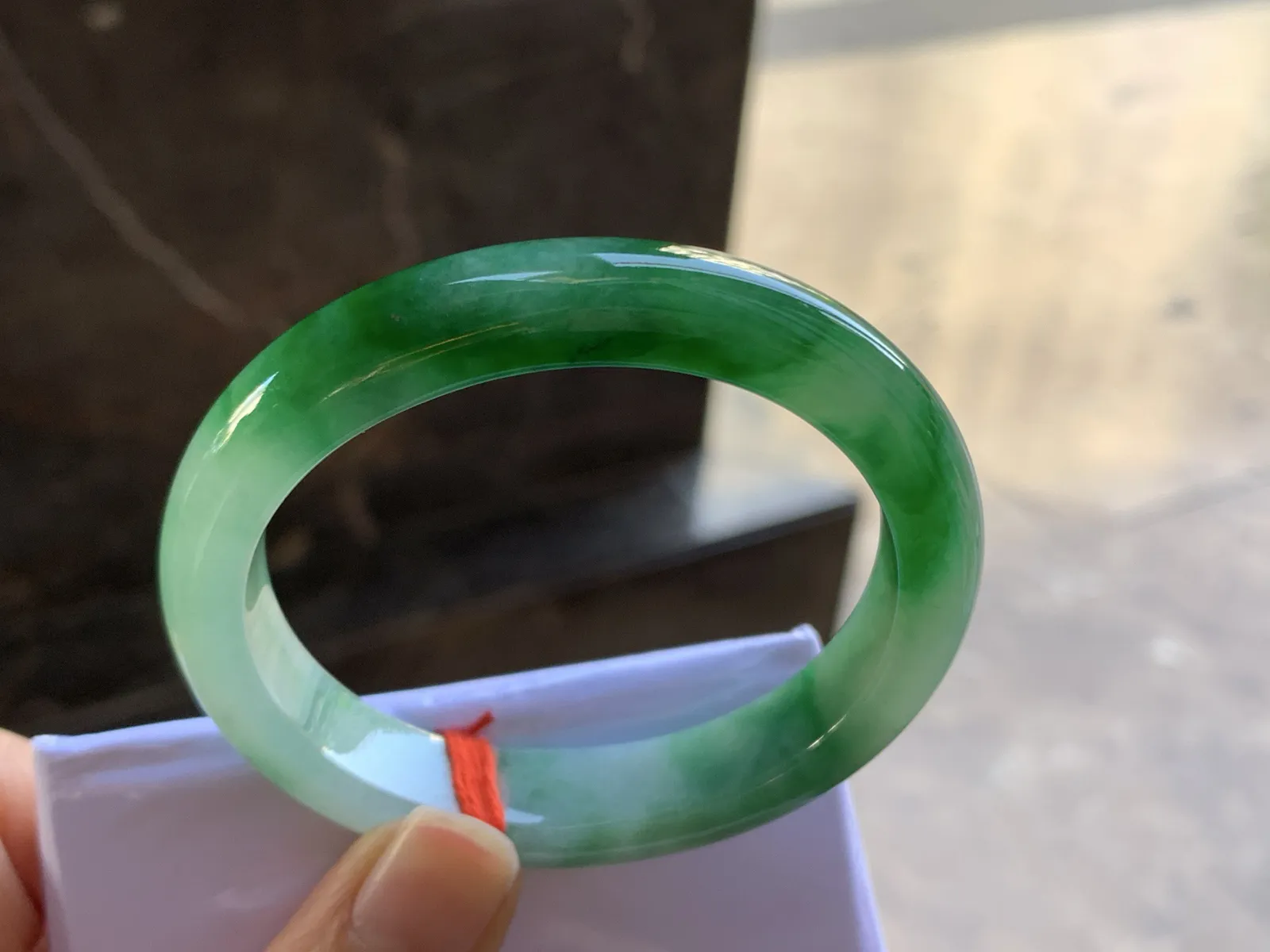 53-11.5-8

辣绿色贵妃手镯^_^浓郁 鲜艳 正圈51可以带