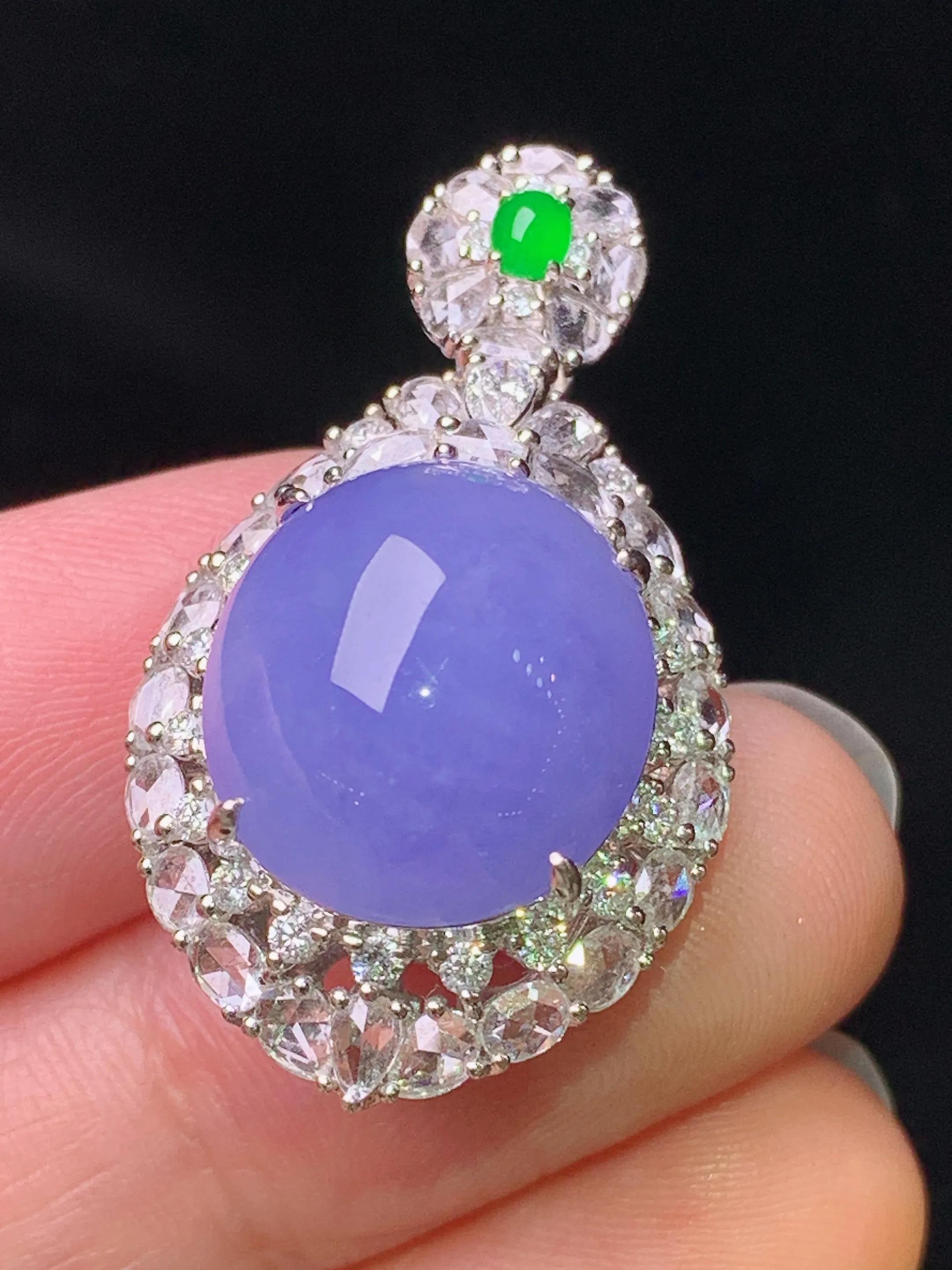 18k金钻镶嵌紫罗兰蛋面吊坠 玉质细腻 色泽艳丽清新 整体尺寸32.8*18.5*14.5