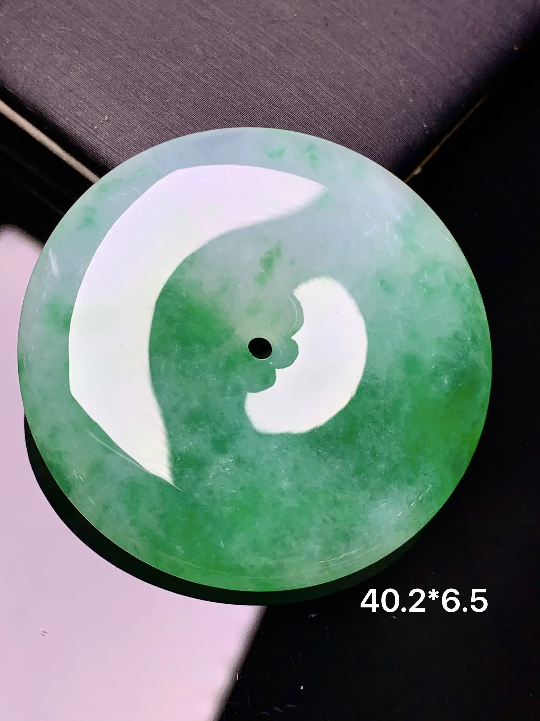 飘绿平安扣吊坠 玉质细腻 色泽艳丽清新 整体尺寸40.2*6.5