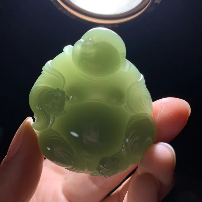 收藏级！和田玉粉青俄罗斯碧玉佛引福来把件 尺寸51/44/14重48克。无裂无杂无结构 玉质细腻油润。手推出油品相大气。250109