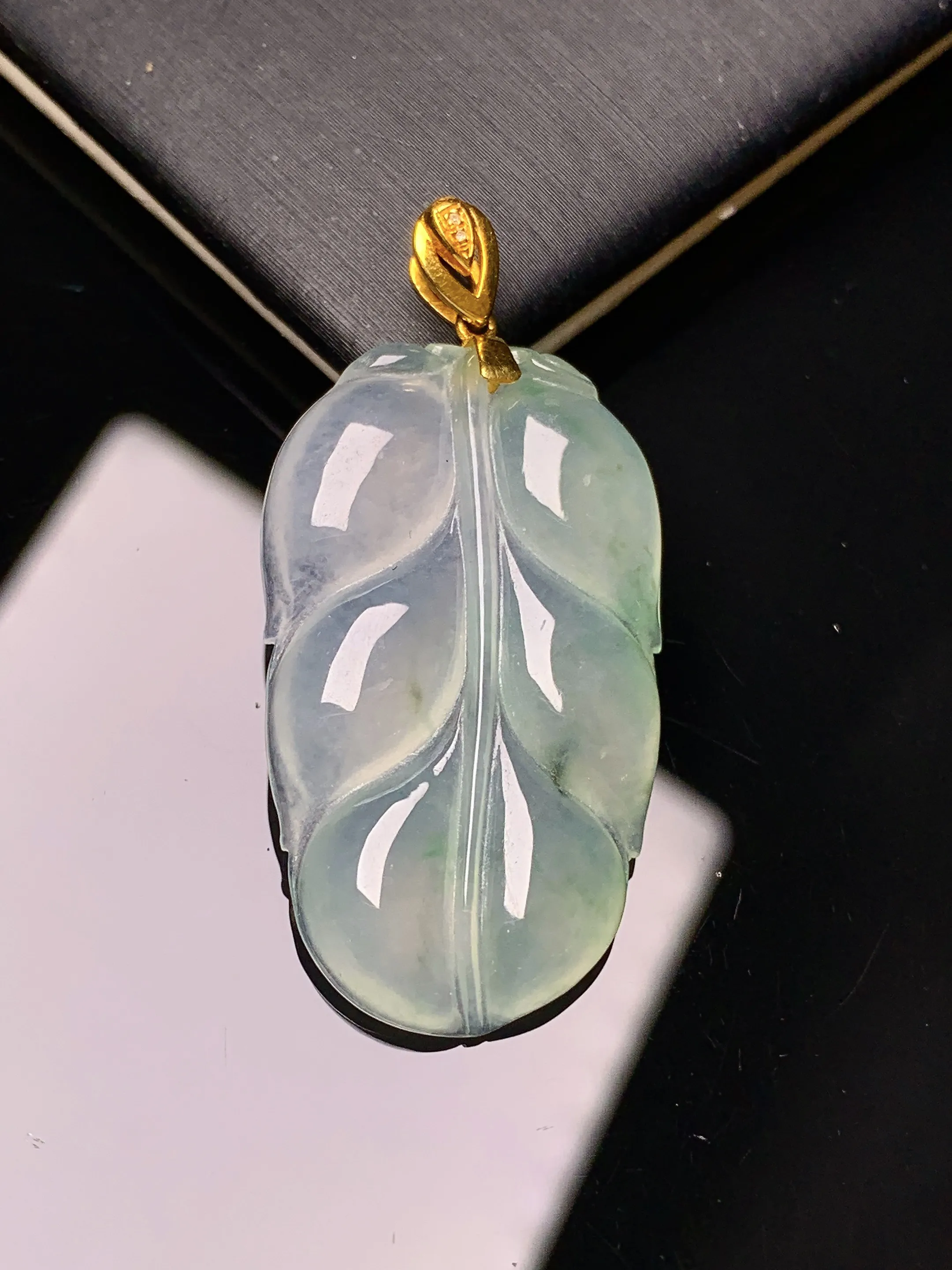 18k金镶嵌冰种树叶吊坠 玉质细腻 色泽艳丽清新 整体尺寸39.3*19*4
