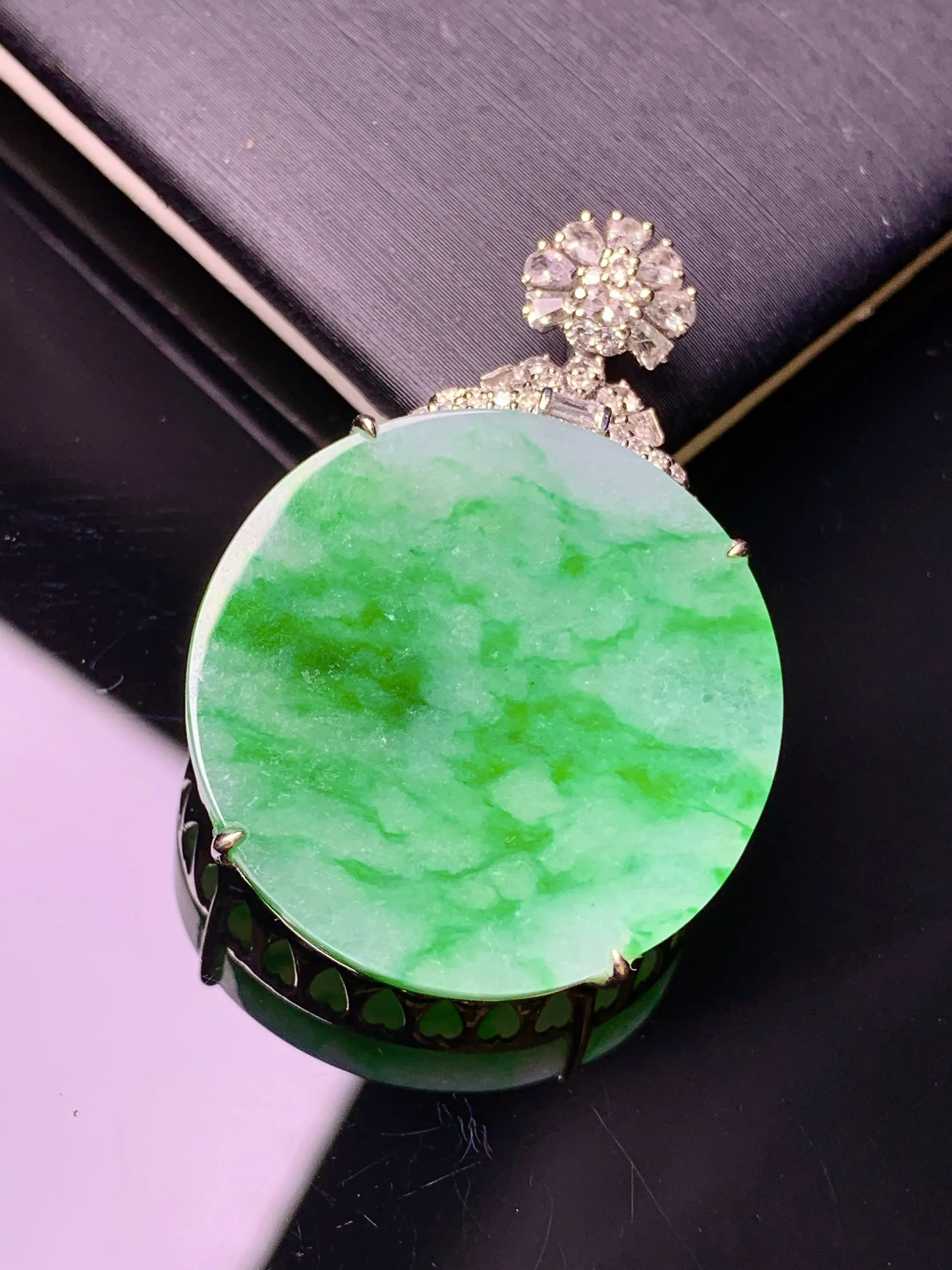 18k金钻镶嵌飘绿圆牌吊坠 玉质细腻 色泽艳丽清新 整体尺寸35*24.3*6.5