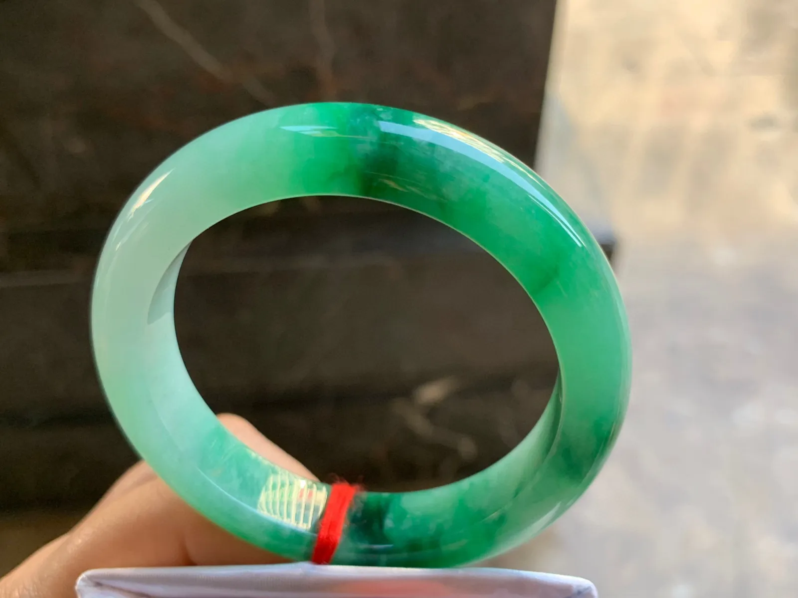 55-12.3-8.8mm
带色手镯 底子细腻 颜色辣绿 推荐
气质