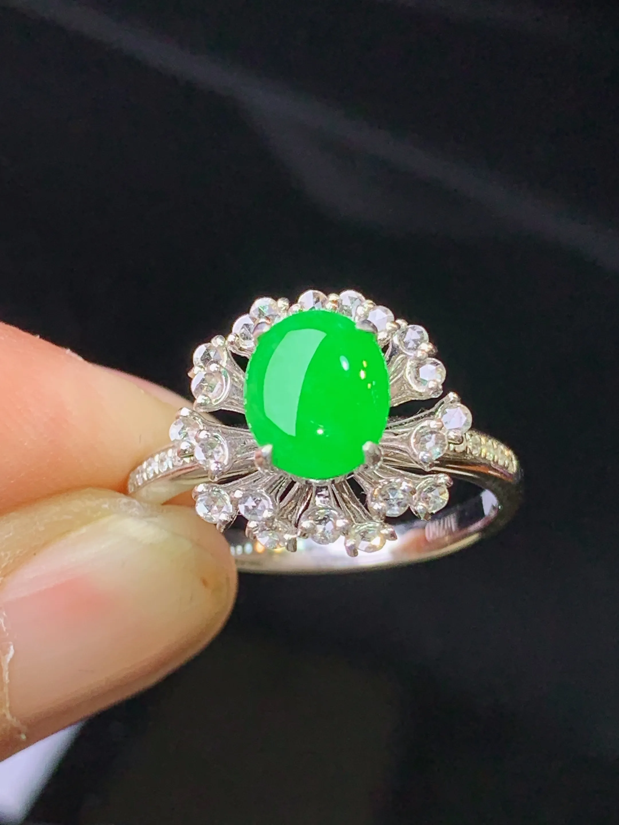 18k金钻镶嵌满绿蛋面戒指 玉质细腻 色泽艳丽清新 圈口14 整体尺寸13*13.8*7.6