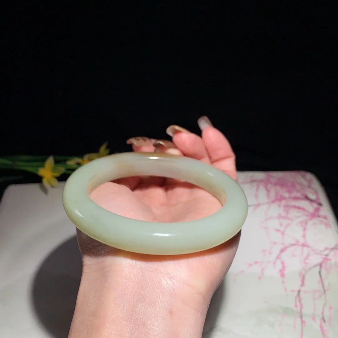 和田玉63圈且末糖手镯！玉质细腻油润 底色纯净  无裂无黑 脂粉好，品质高。