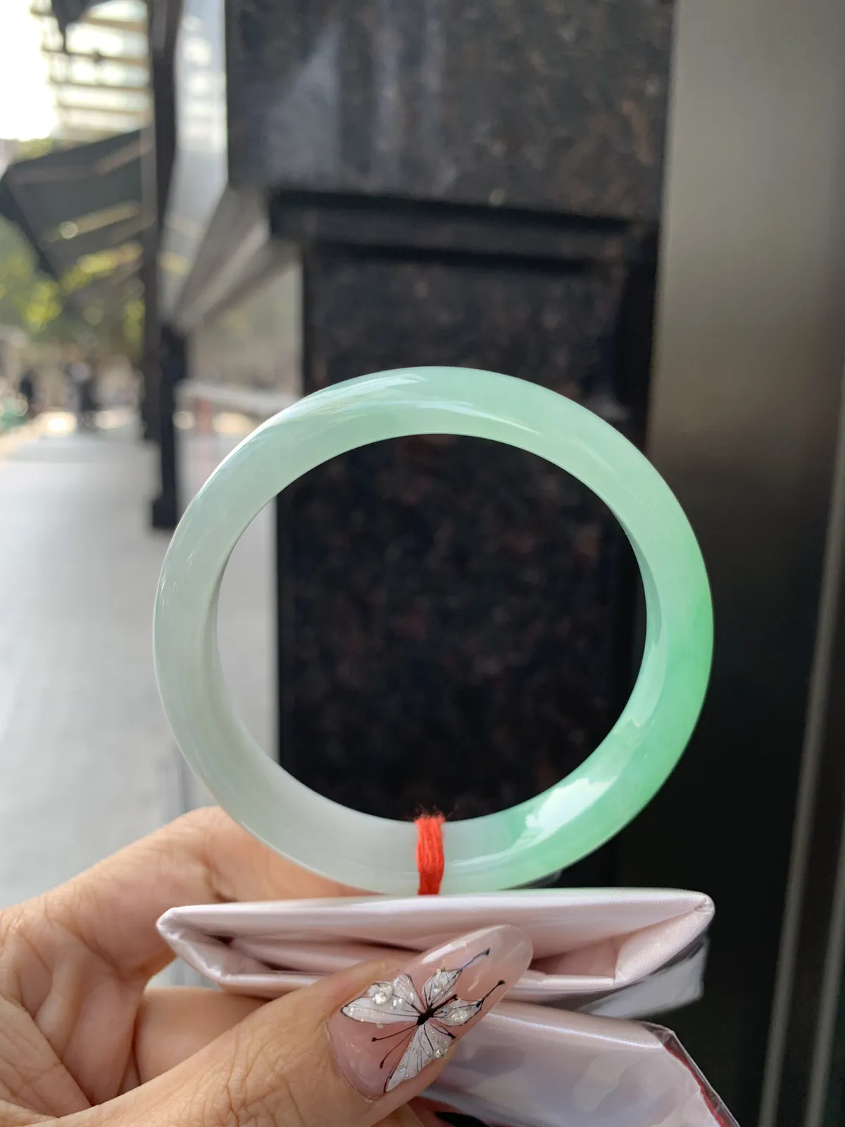 冰胶阳绿半山水
59.5-13.4-7.5底妆水润细腻，半截甜阳翠色肆意流淌，娇艳欲滴，半山半水，宛如春日里的繁华盛景