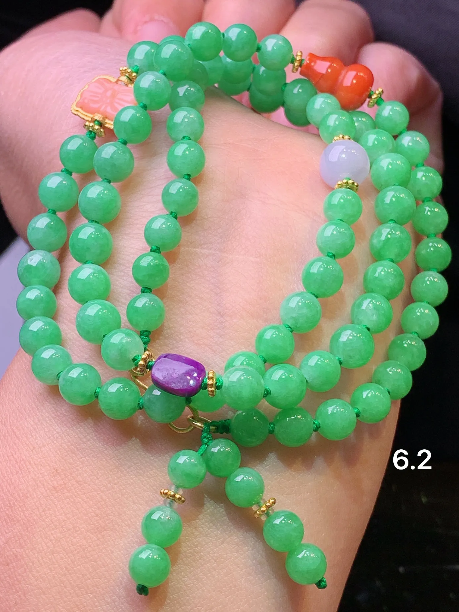 翠绿圆珠项链 玉质细腻 色泽艳丽清新 整体尺寸6.2