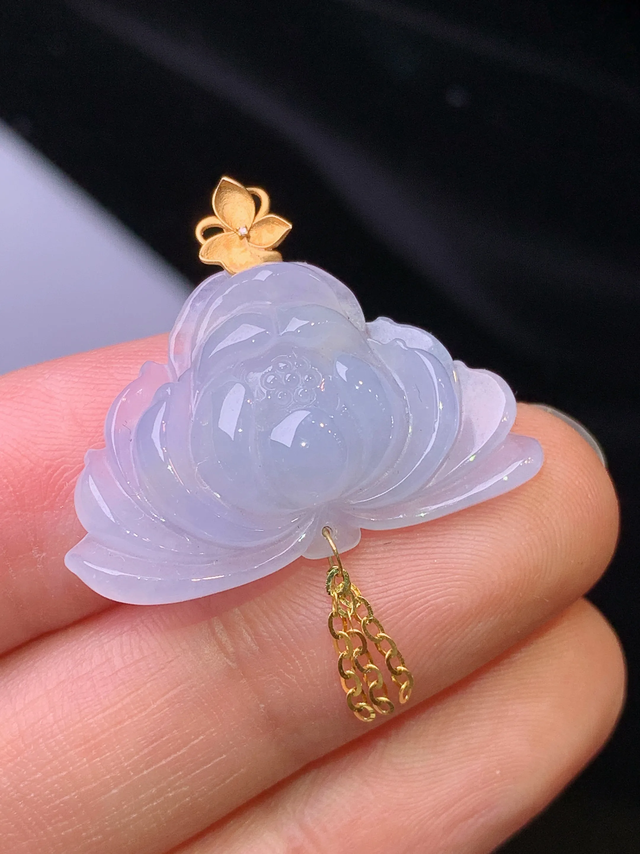 18k金镶嵌淡紫罗兰莲花吊坠 玉质细腻 色泽艳丽清新 整体尺寸33.2*27.2*5.3