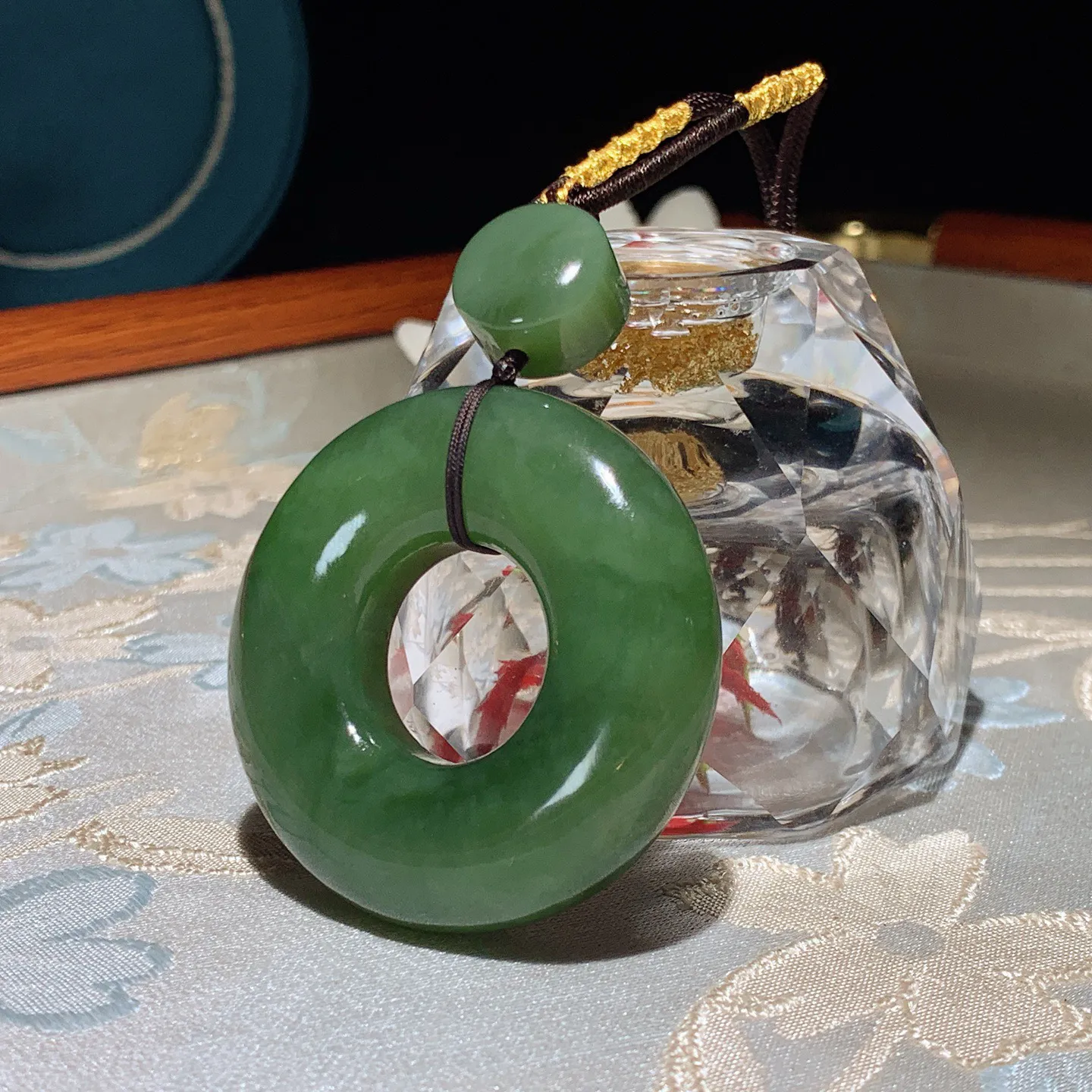 和田玉菠菜绿俄罗斯碧玉怀古平安环挂件 尺寸45/12重44克。玉质细腻油润。手推出油品相大气。250109