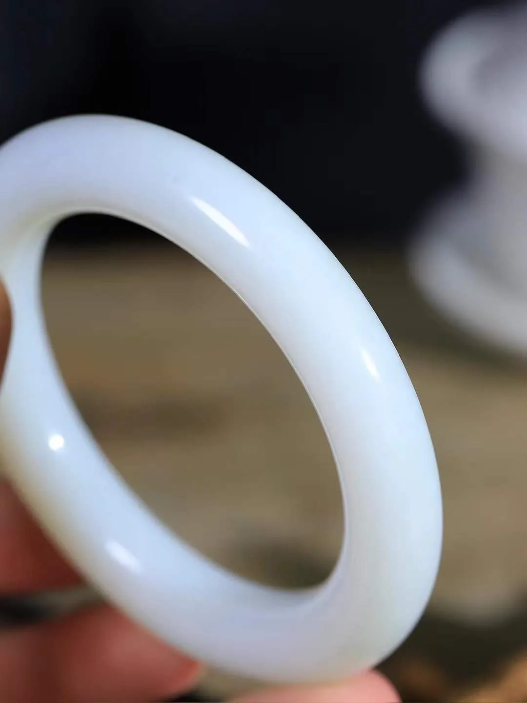 【玉佳人·手镯】

精品️和田玉白玉圆条手镯 ，玉质细腻油润，做工细致精美，端庄素雅，亭亭玉立，芊芊素手。芊芊素手，怎能忘镯？秀美镯型，更显婀娜。内径60mm 尺寸12.5-12.5mm重84.5克69121080L