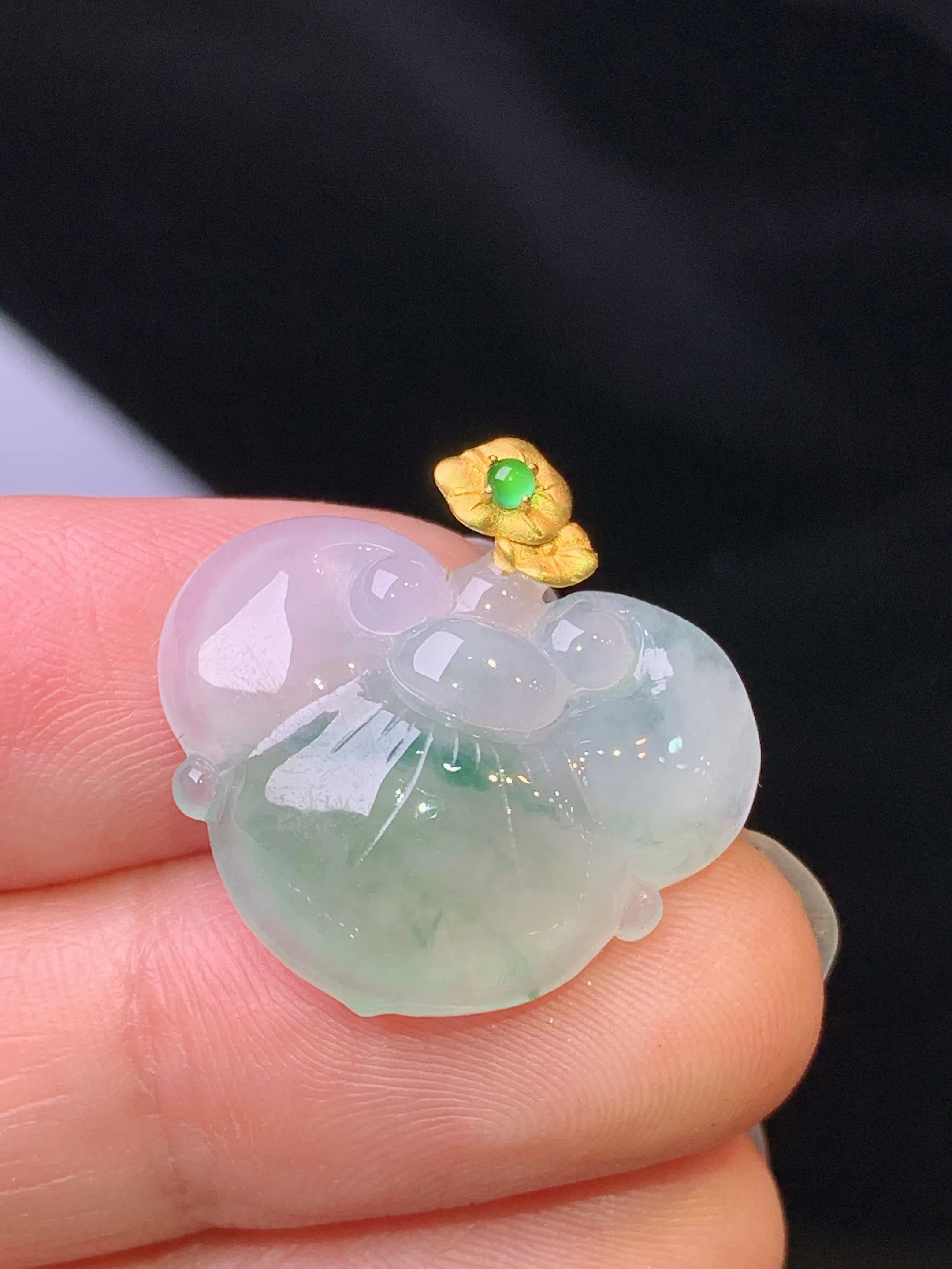 18k金镶嵌飘绿如意头吊坠 玉质细腻 色泽艳丽清新 整体尺寸21.5*21.8*5.7