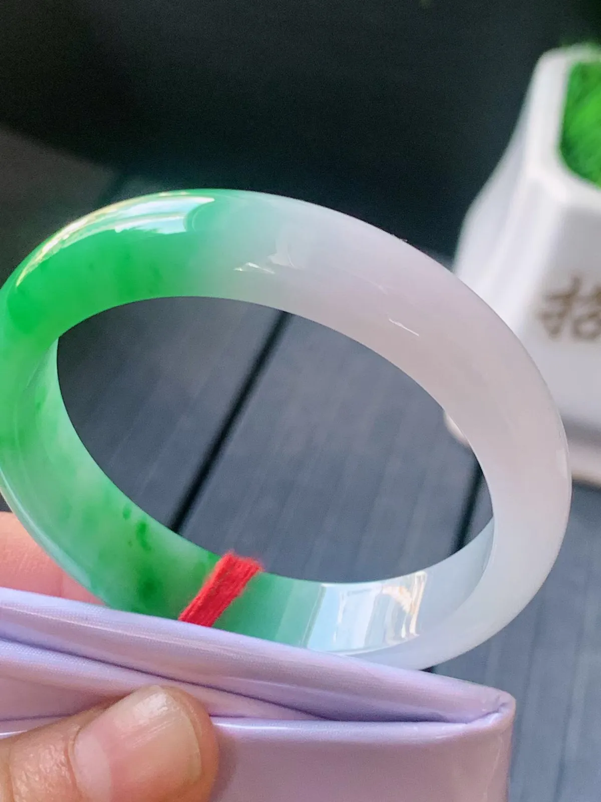 【翡翠名称】老坑种冰阳绿51.5正圈口手镯
【翡翠尺寸】适合50.6-53正圈口佩戴
【翡翠描述】宝贝种老水足，玉质细腻，色泽靓丽，性价比高，佩戴效果好！
【其它赠送】权威证书/精美挂绳盒子/支持全国复检