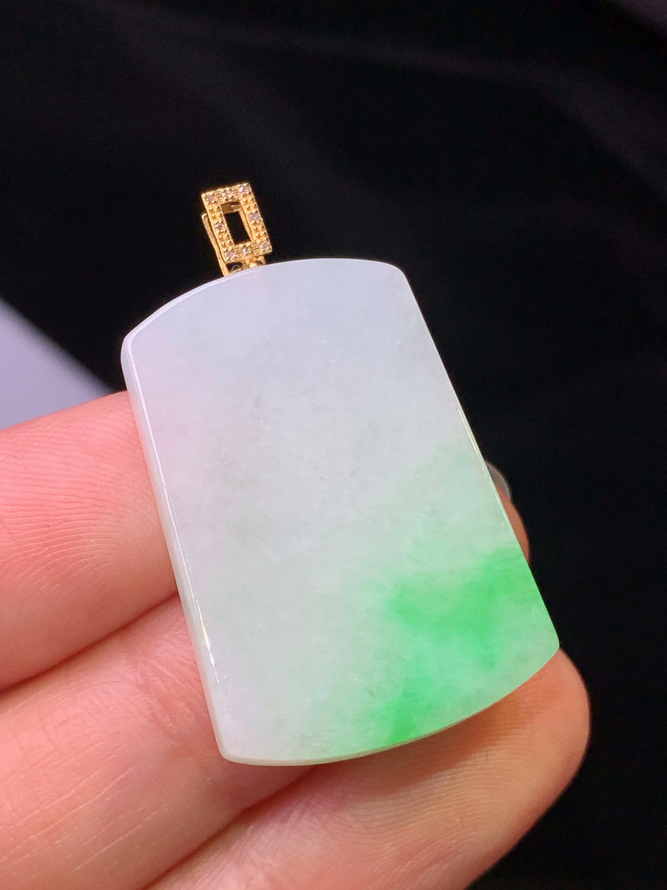 18k金镶嵌飘绿无事牌吊坠 玉质细腻 色泽艳丽清新 整体尺寸34.8*20.2*3.5