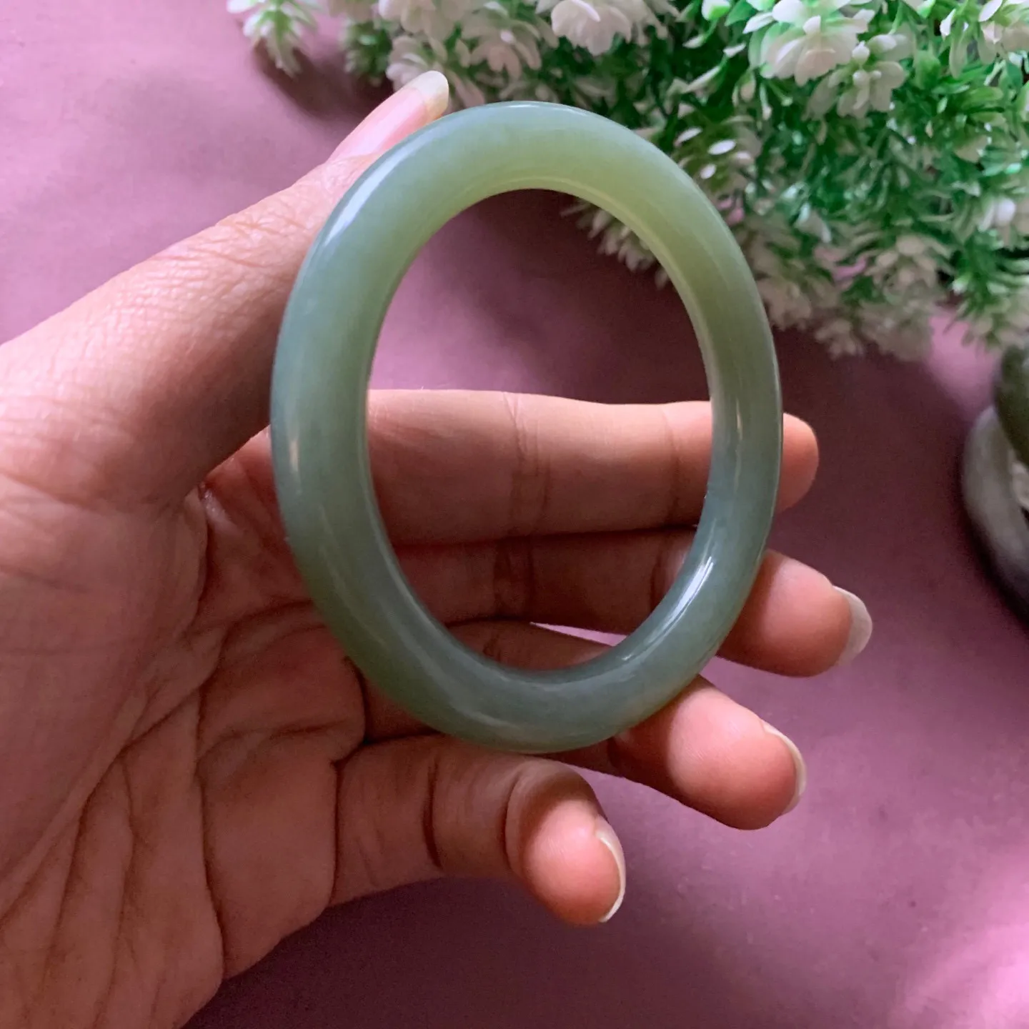 55圈口和田玉粉青手镯【挽间柔情】，和田玉55圈口手镯，精品粉糖，镯型古朴典雅。在诗情画意的雨巷相遇，你是我腕间的一抹风情，有你眸有深情.清风荡漾湖间静水，我愿俯身低眉，在烟波涟漪处寻