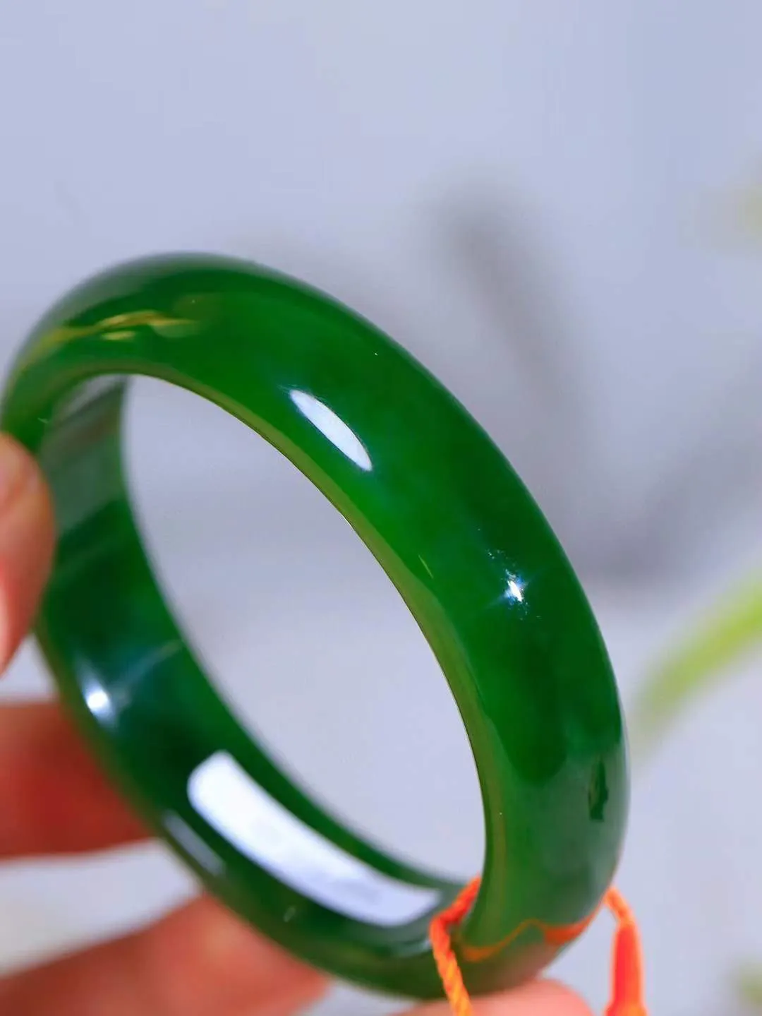 （温柔雅致.手镯）

收藏级臻品️和田玉碧玉手镯。镯型饱满，温润细腻，脂润沁香。️执一卷书，沏一盏茶，着一袭裙，戴一只镯。淡淡浅笺，素心若兰，静赏玉中诗画。悠悠岁月，芊手轻摘，盛满诗样芳华。重64.6克   尺寸59-15-8.2mm    FDA-32151000