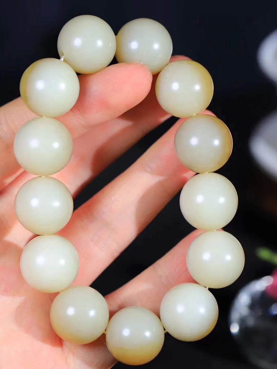 【珠圆玉润.手串】

精品和田玉糖白玉珠圆玉润手串 玉质温润细腻  整串打磨圆润，佩戴舒适。珠珠落玉盘，间关莺语花底滑，一生美好时光，无论身在何处，都有它相伴相守。事事顺遂，幸福美满，吉祥如意。重116.7克 尺寸取一18mm FDL-16141000
