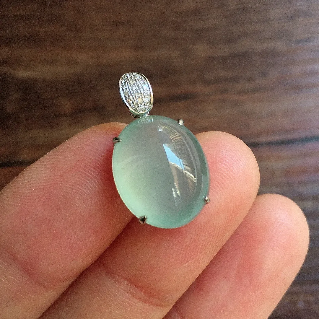 冰种底色蛋面吊坠，18k金镶嵌，冰润饱满，玉质细腻，种水足，Gs 尺寸20.8*12.1*7.3