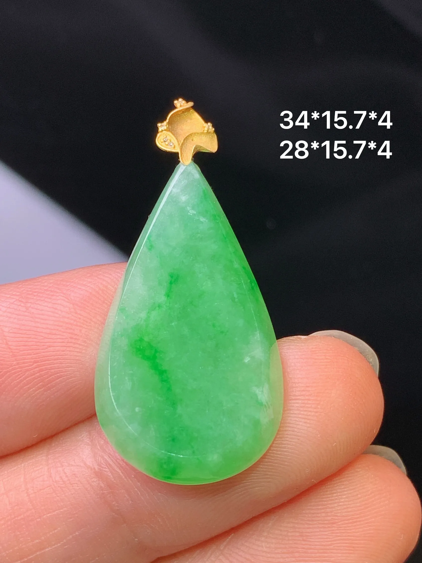 18k金镶嵌翠绿水滴吊坠 玉质细腻 色泽艳丽清新 整体尺寸34*15.7*4