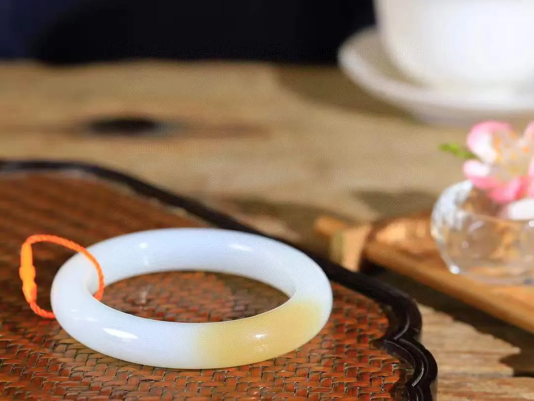 【一见钟情·手镯】

收藏级和田玉糖白玉手镯。镯型饱满，温润细腻，脂润沁香。️执一卷书，沏一