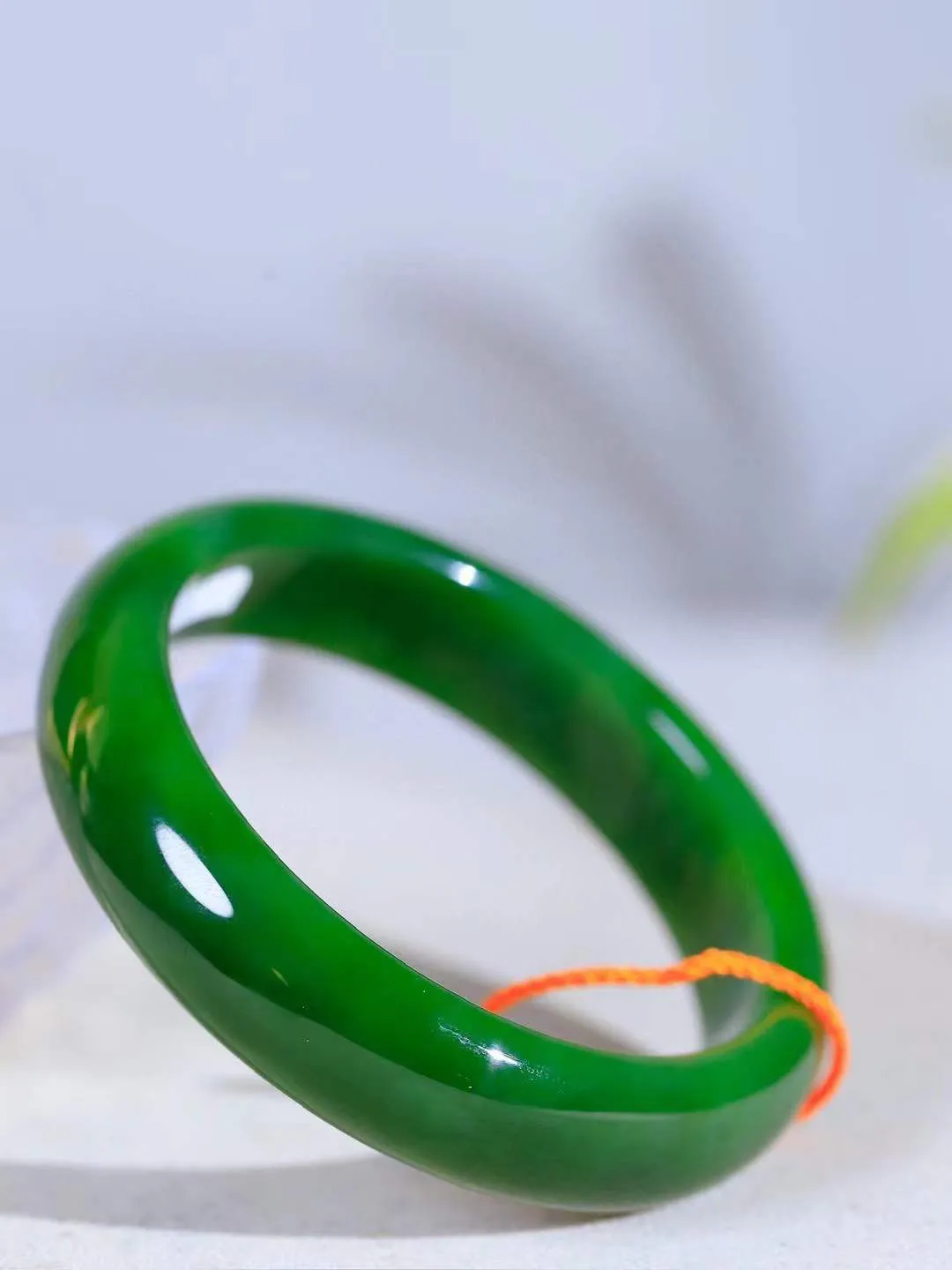 （温柔雅致.手镯）

收藏级臻品️和田玉碧玉手镯。镯型饱满，温润细腻，脂润沁香。️执一卷书，沏一盏茶，着一袭裙，戴一只镯。淡淡浅笺，素心若兰，静赏玉中诗画。悠悠岁月，芊手轻摘，盛满诗样芳华。重64.6克   尺寸59-15-8.2mm    FDA-32151000