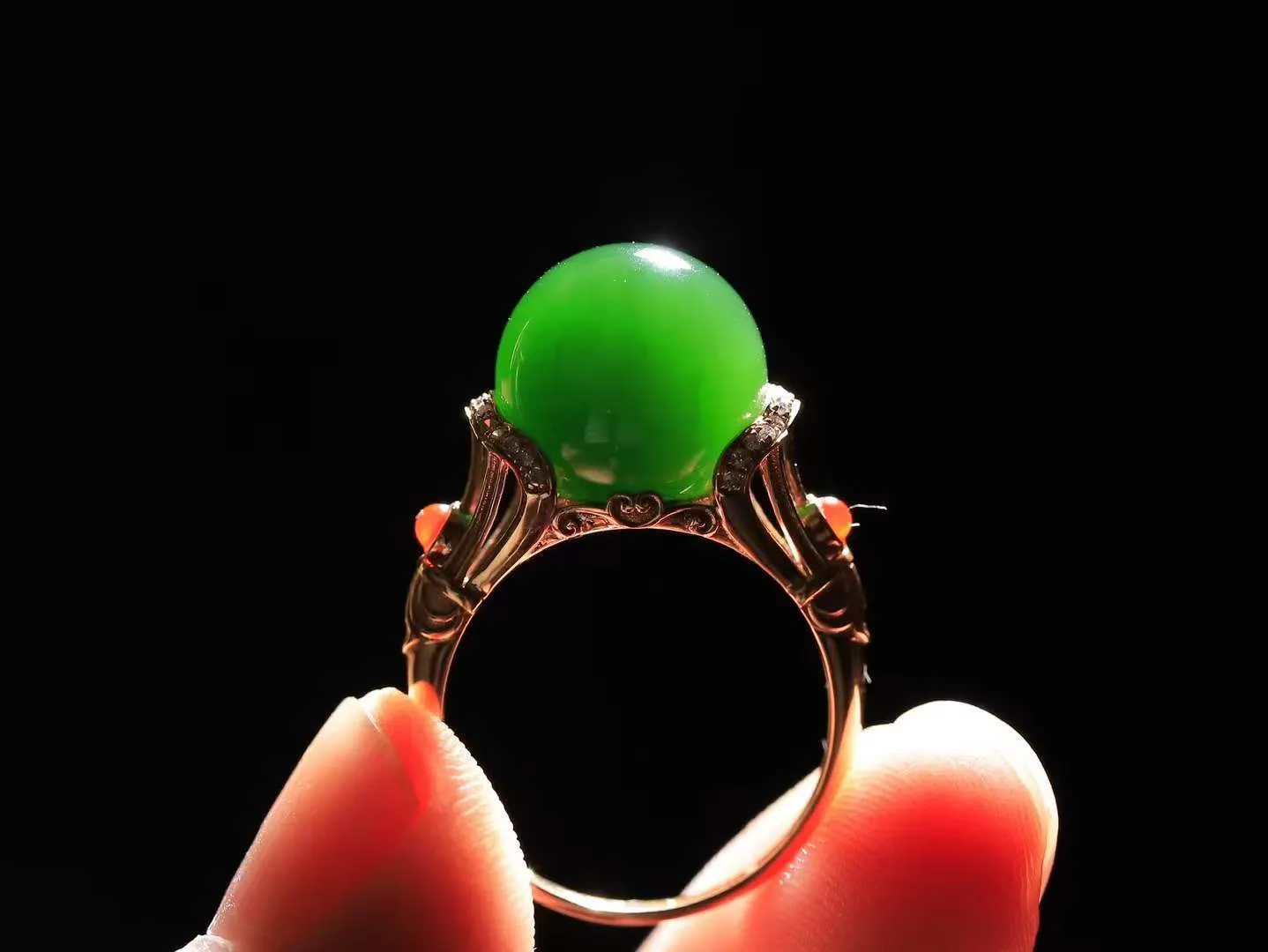 【金镶玉.戒指】

精品和田玉碧玉18k金镶嵌戒指 玉质细腻温润 油性十足 ，不论时光如何流转变化，这枚戒指始终闪耀着最初的光芒。精工镶嵌18K金 （保真金 可检测贵金属18K金） 重5.2克 尺寸17-12mm 78171055A