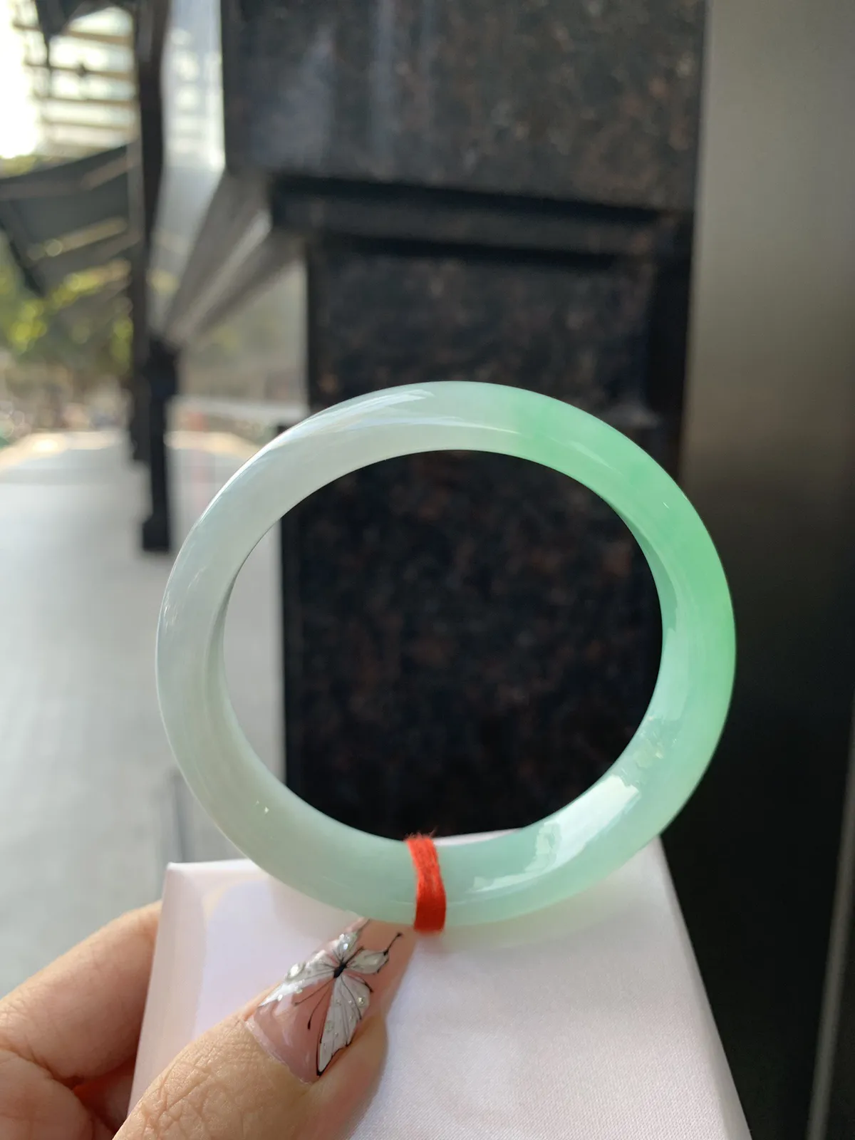 冰胶阳绿半山水
59.5-13.4-7.5底妆水润细腻，半截甜阳翠色肆意流淌，娇艳欲滴，半山半水，宛如春日里的繁华盛景