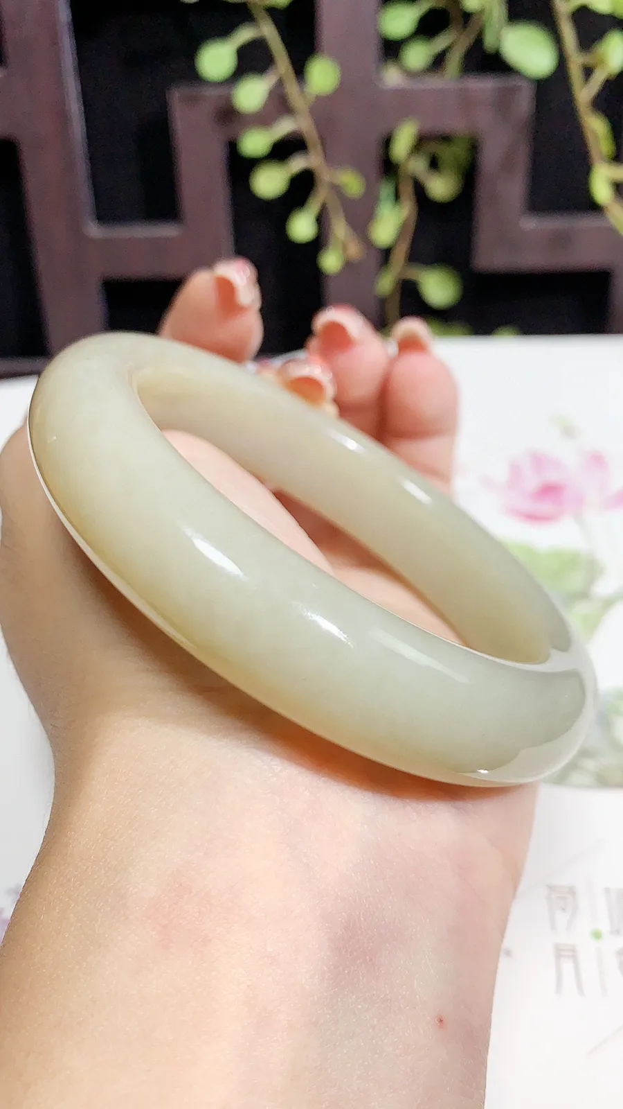 和田玉58圈口且末糖手镯，玉质细腻油润 底色纯净 脂粉好，品质高