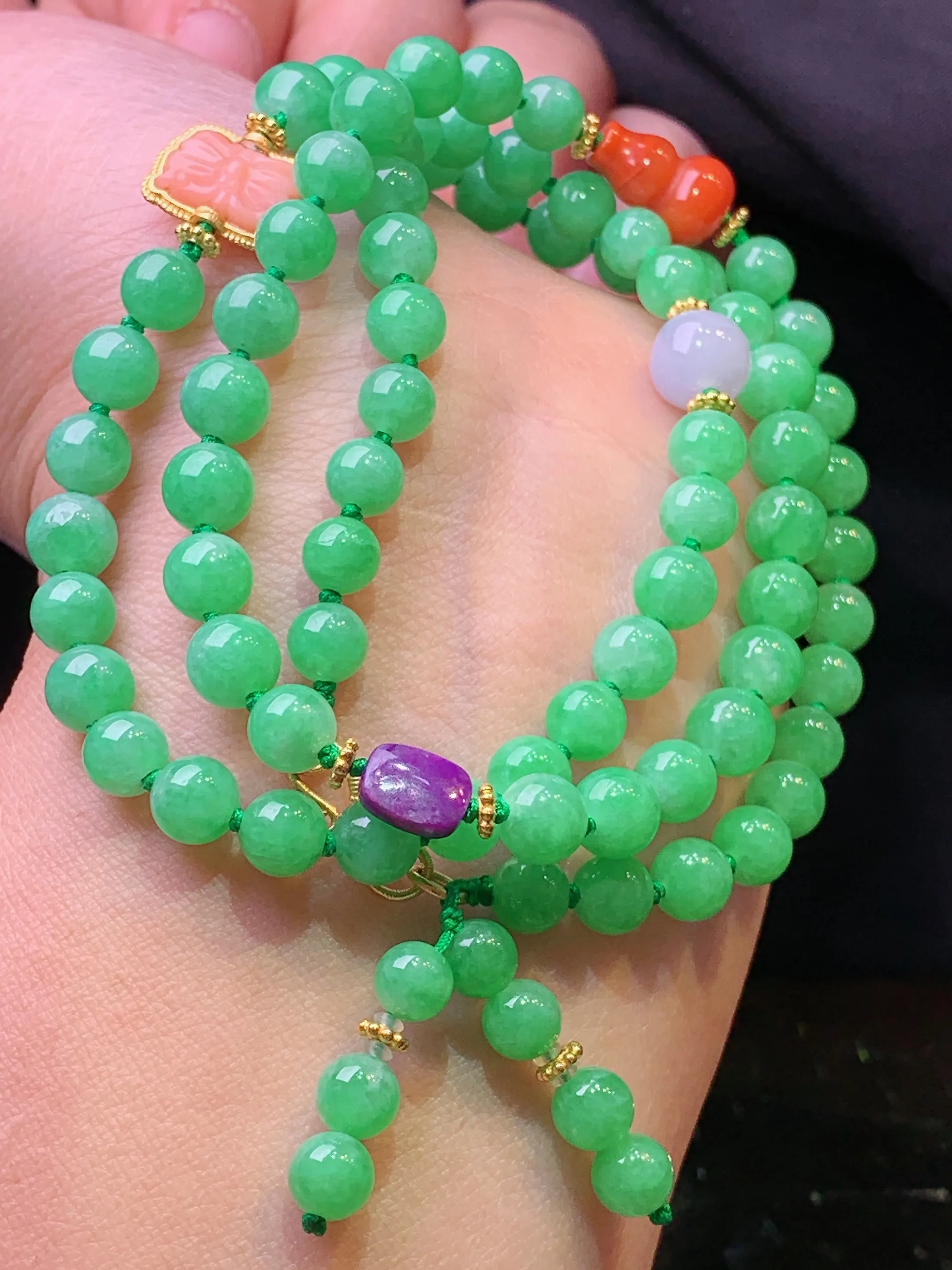 翠绿圆珠项链 玉质细腻 色泽艳丽清新 整体尺寸6.2