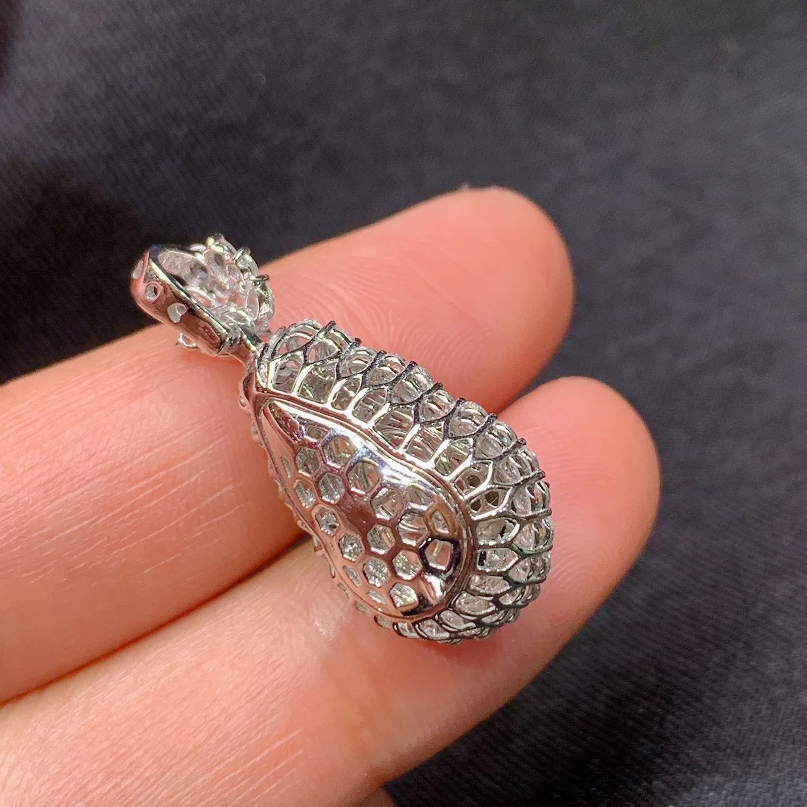 冰阳绿葫芦吊坠，18k金镶嵌，冰润色阳，玉质细腻，种水足，Tl 尺寸26.9*13.7*10