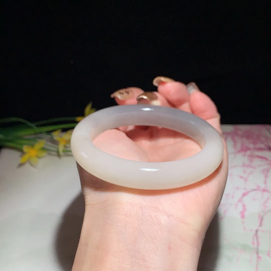 和田玉55圈口藕粉双色手镯，玉质细腻油润 底色纯净 无裂无杂 脂粉好，品质好！