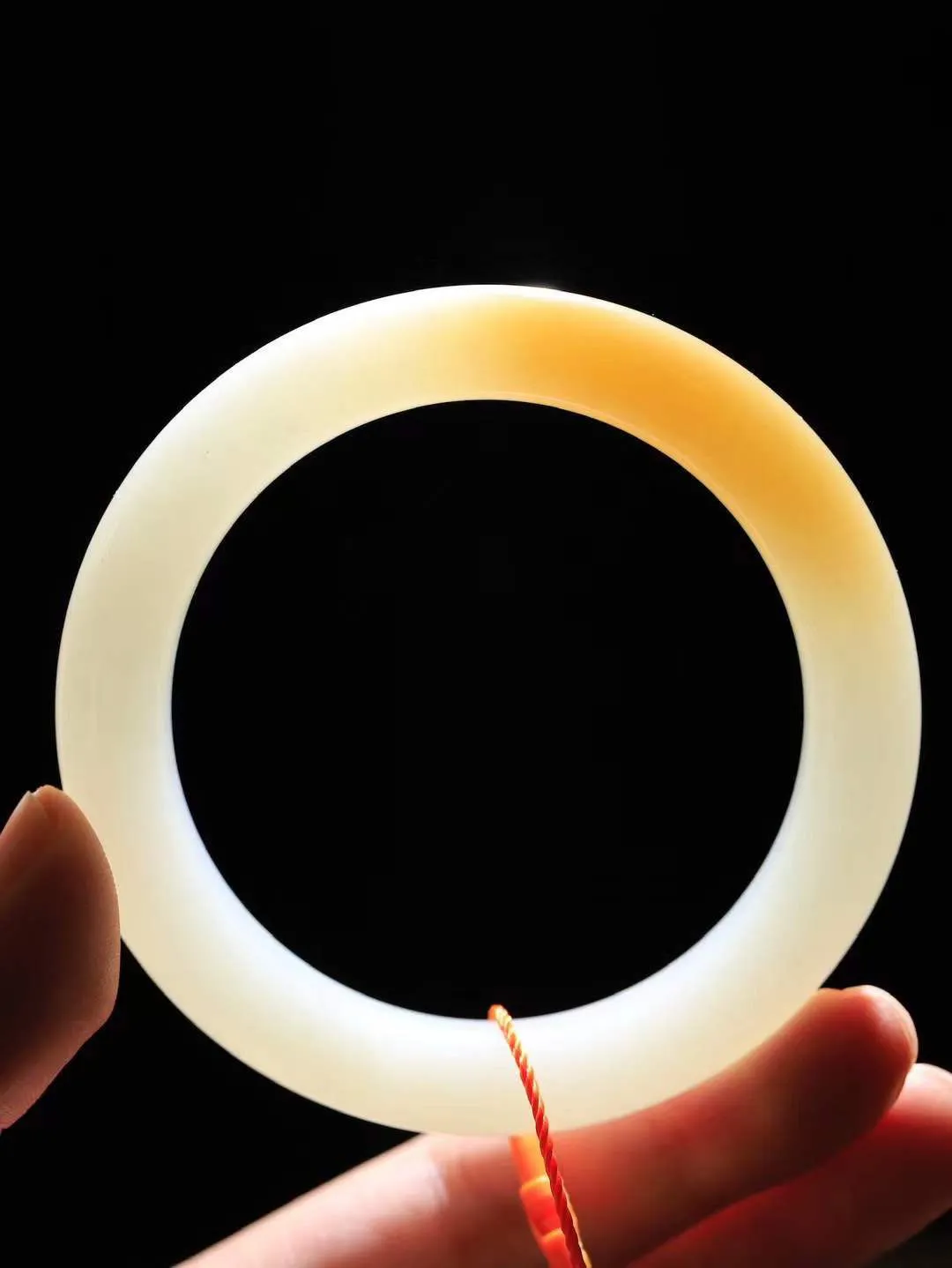 【婉约佳人.手镯】

收藏级️和田玉糖白玉手镯 玉质温润细腻 油性十足 手感舒适，高华雅逸，线条流畅，简约大气，美自天成，素雅高贵。佩戴于腕间，婉约之美，举手投足间透出那份低调奢华。重61克 内径58.5mm  尺寸11-10.6mm   FDA-66151133