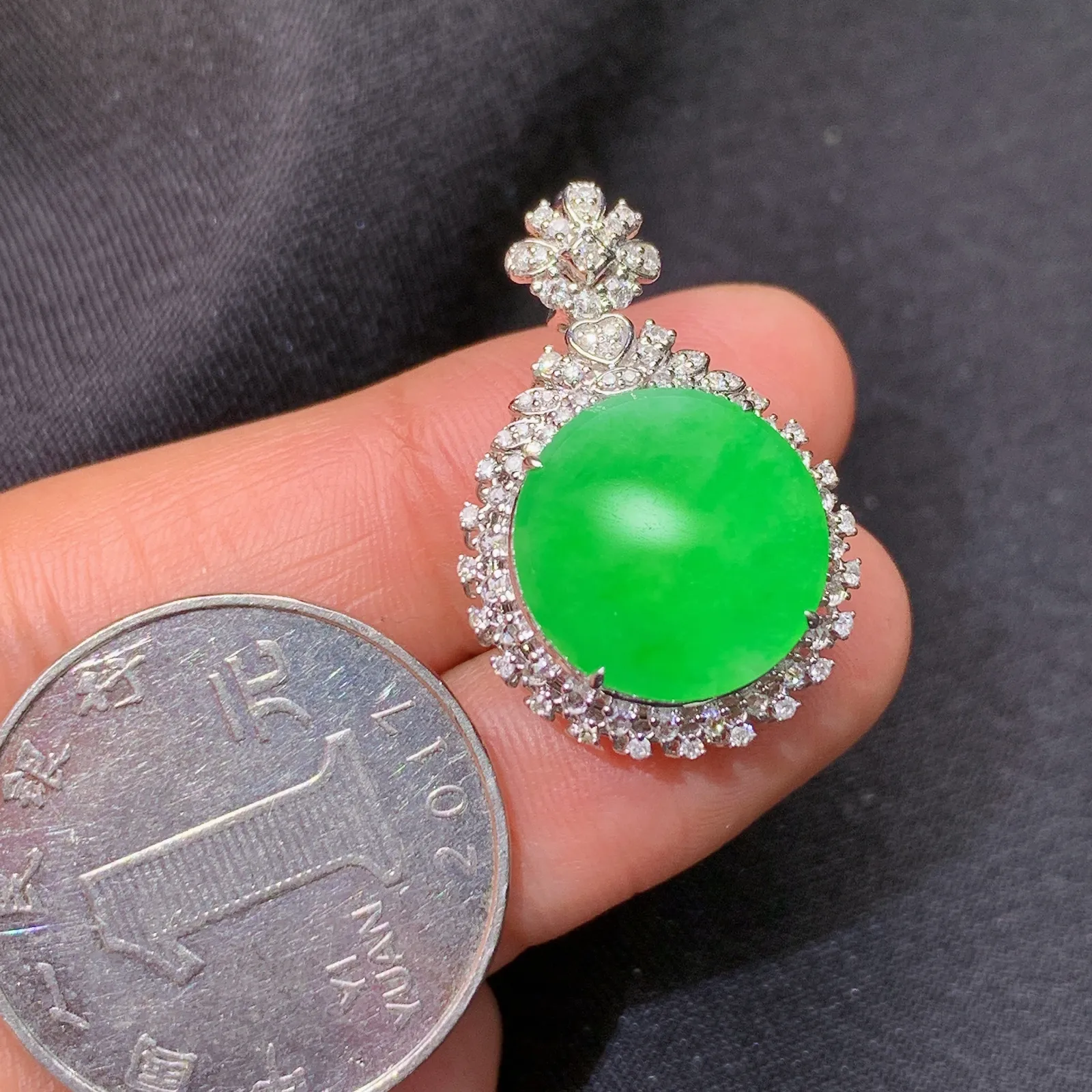 阳绿圆牌吊坠，18k金镶嵌，冰润色阳，种老水足，Cr 尺寸26.6*17.7*9.3