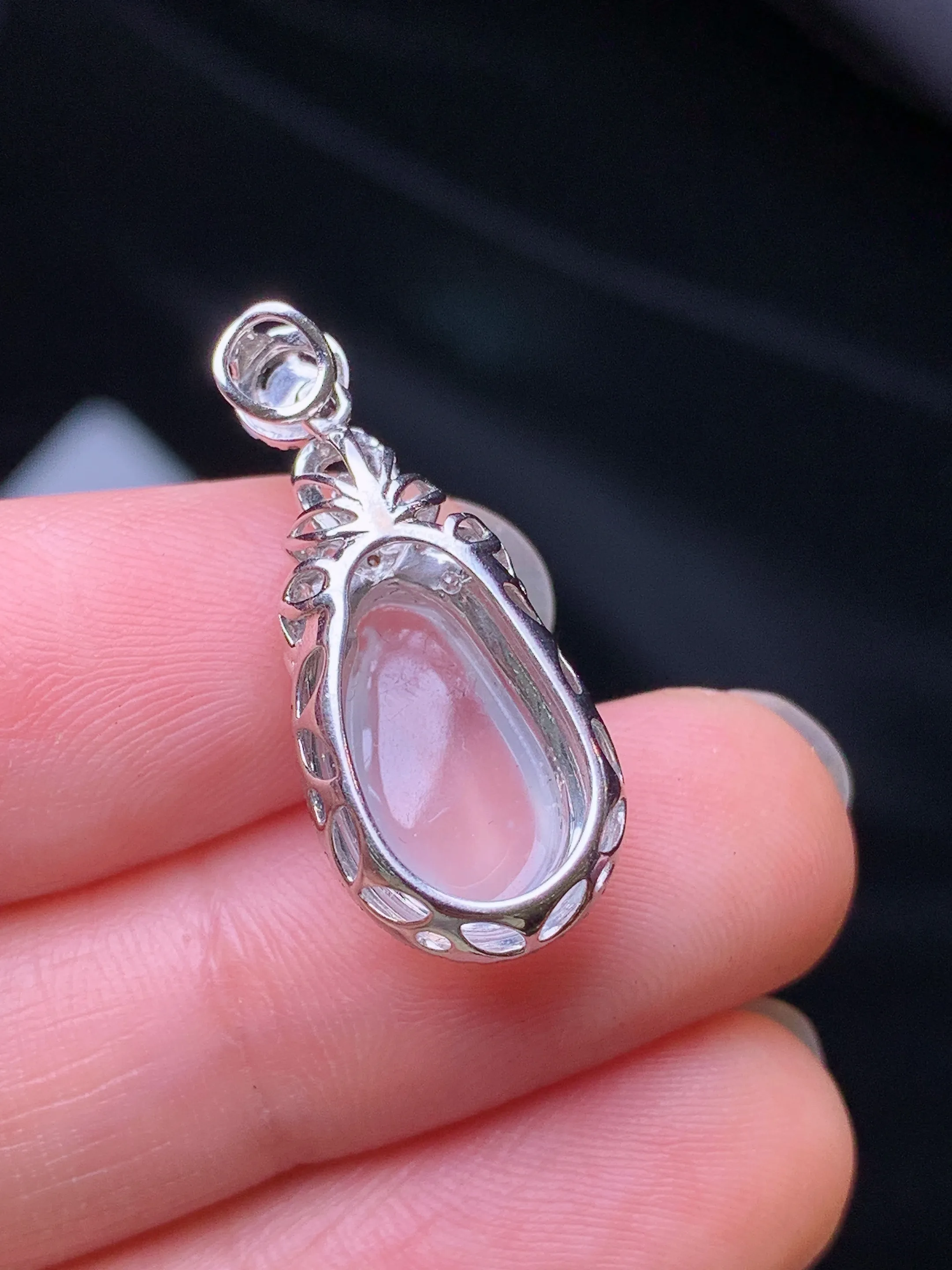 18k金钻镶嵌冰种福瓜吊坠 玉质细腻 色泽艳丽清新 整体尺寸25*10.8*8.3