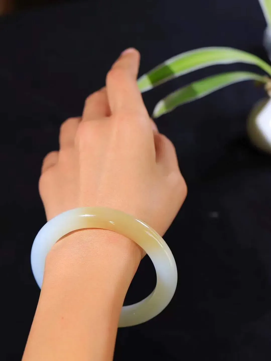 【婉约佳人.手镯】

收藏级️和田玉糖白玉手镯 玉质温润细腻 油性十足 手感舒适，高华雅逸，线条流