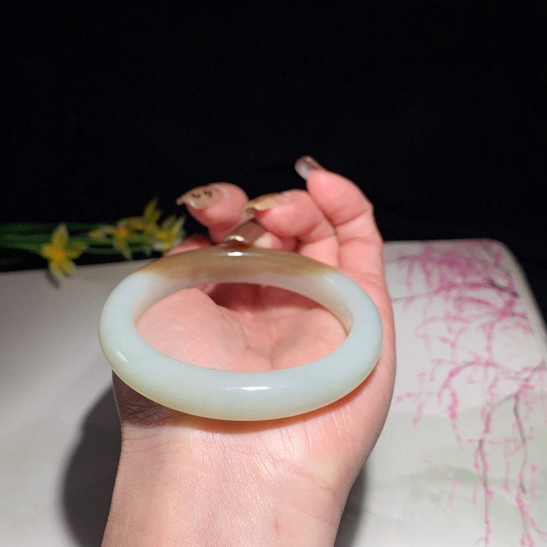 和田玉53.5圈且末糖手镯！玉质细腻油润 底色纯净  无裂无黑 脂粉好，品质高。