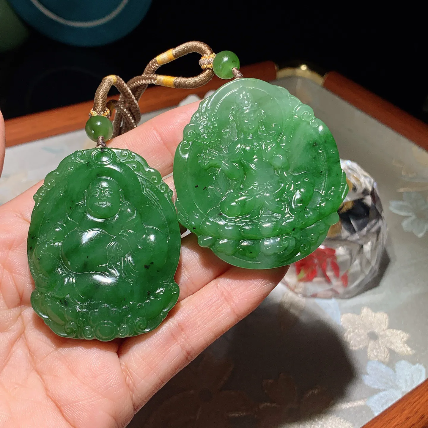 一对和田玉阳绿俄罗斯碧玉观音佛对牌挂件 尺寸54/49/10总重90克。玉质细腻油润。手推出油品相大气。250109